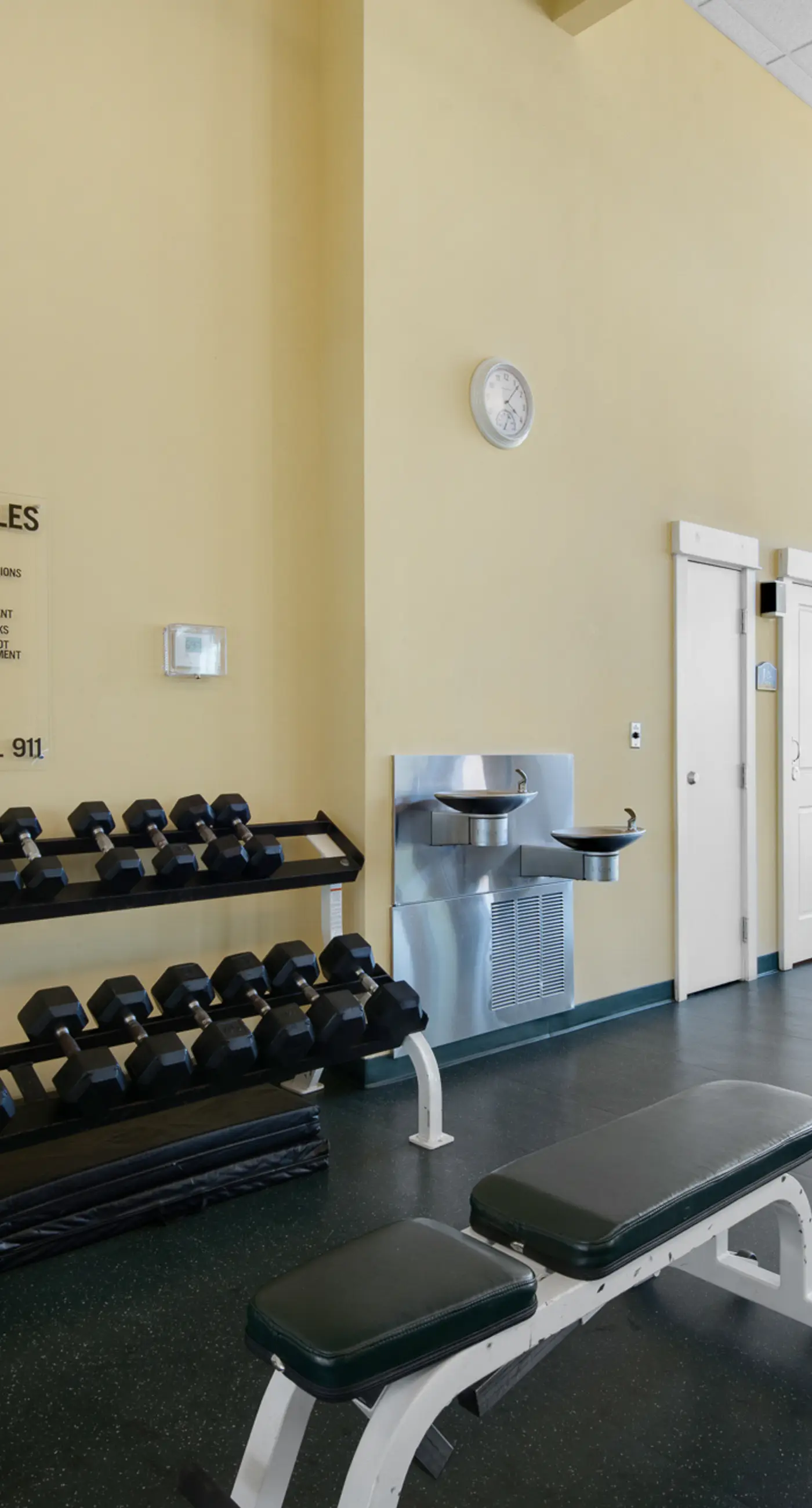 Ideal condo with balcony, gulf views, shared pools, hot tub, gym, fast WiFi & AC