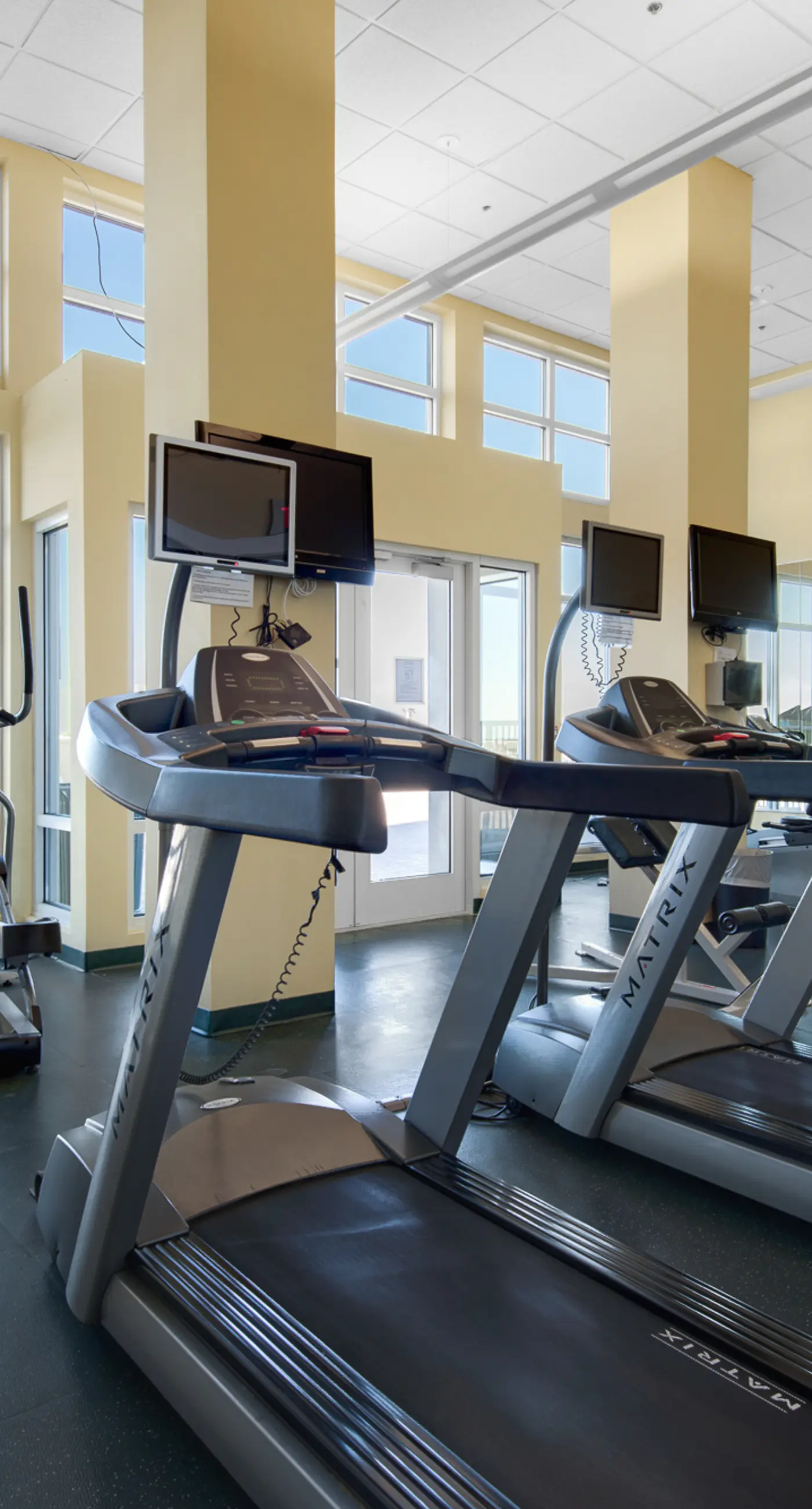 Ideal condo with balcony, gulf views, shared pools, hot tub, gym, fast WiFi & AC
