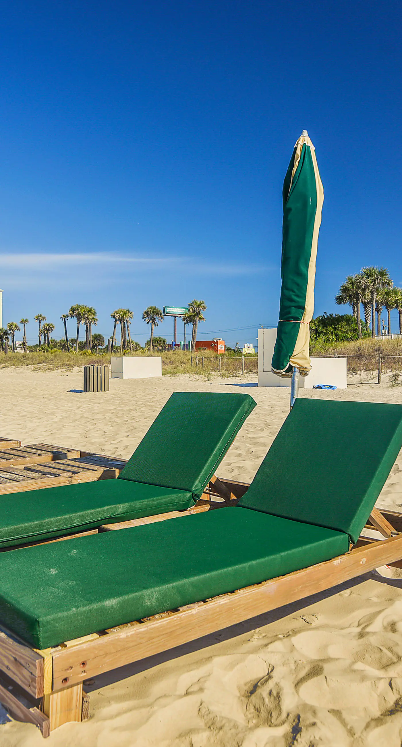 Ideal condo with balcony, gulf views, shared pools, hot tub, gym, fast WiFi & AC