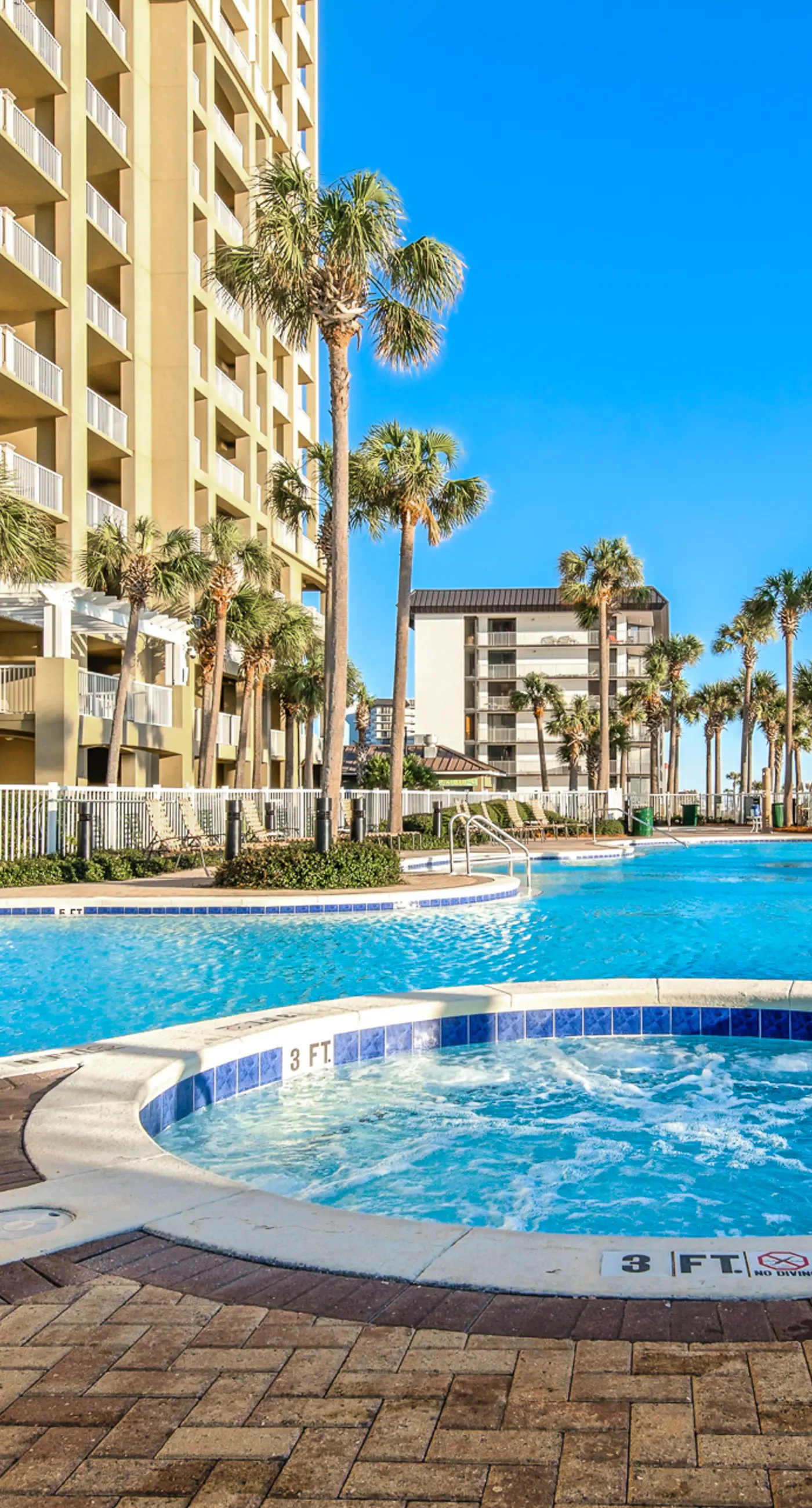 Ideal condo with balcony, gulf views, shared pools, hot tub, gym, fast WiFi & AC