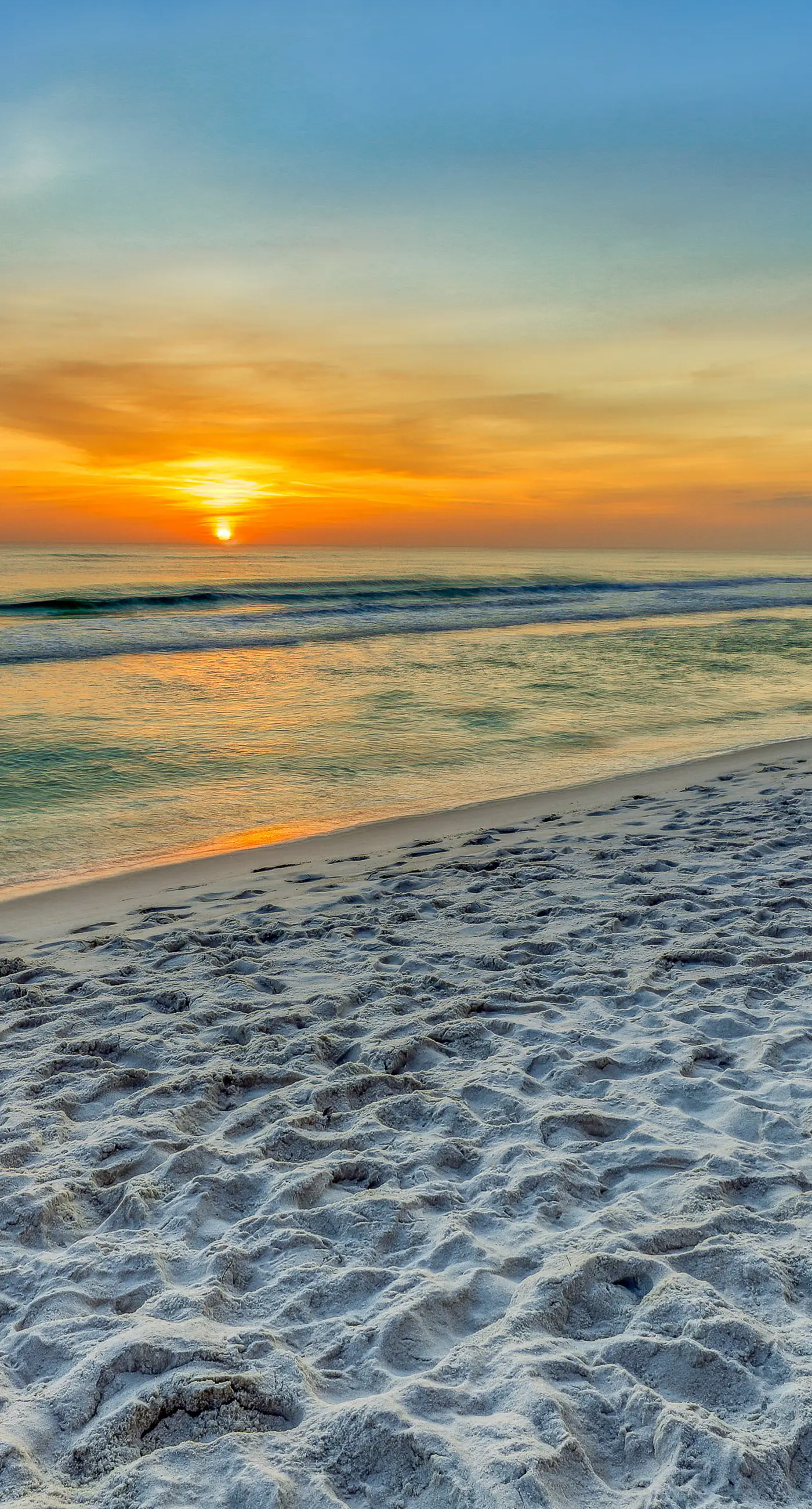 Ideal condo with balcony, gulf views, shared pools, hot tub, gym, fast WiFi & AC