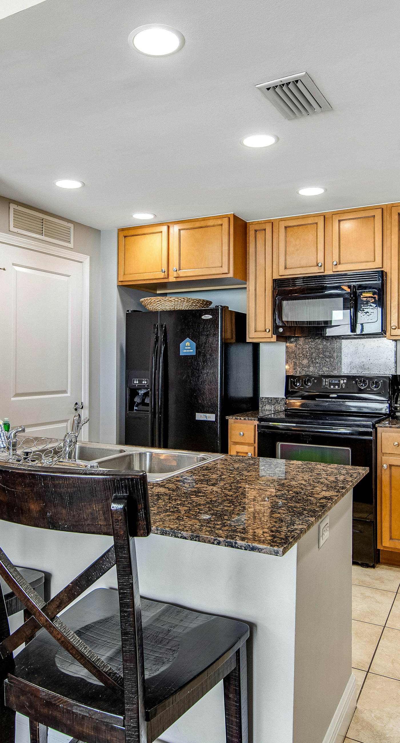 Gulf-front condo with seasonal beach service, pool, hot tub & gym