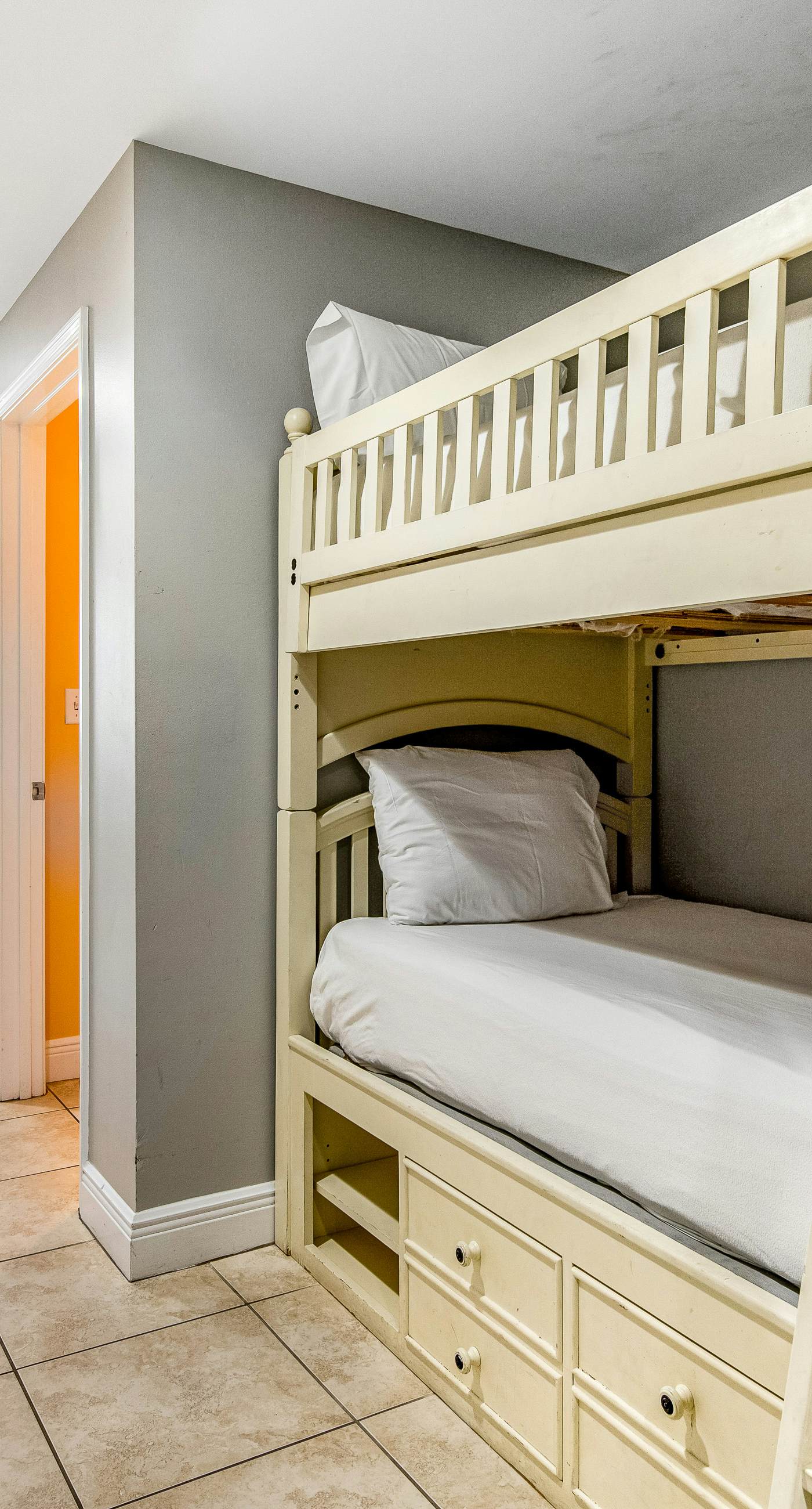 Gulf-front condo with seasonal beach service, pool, hot tub & gym