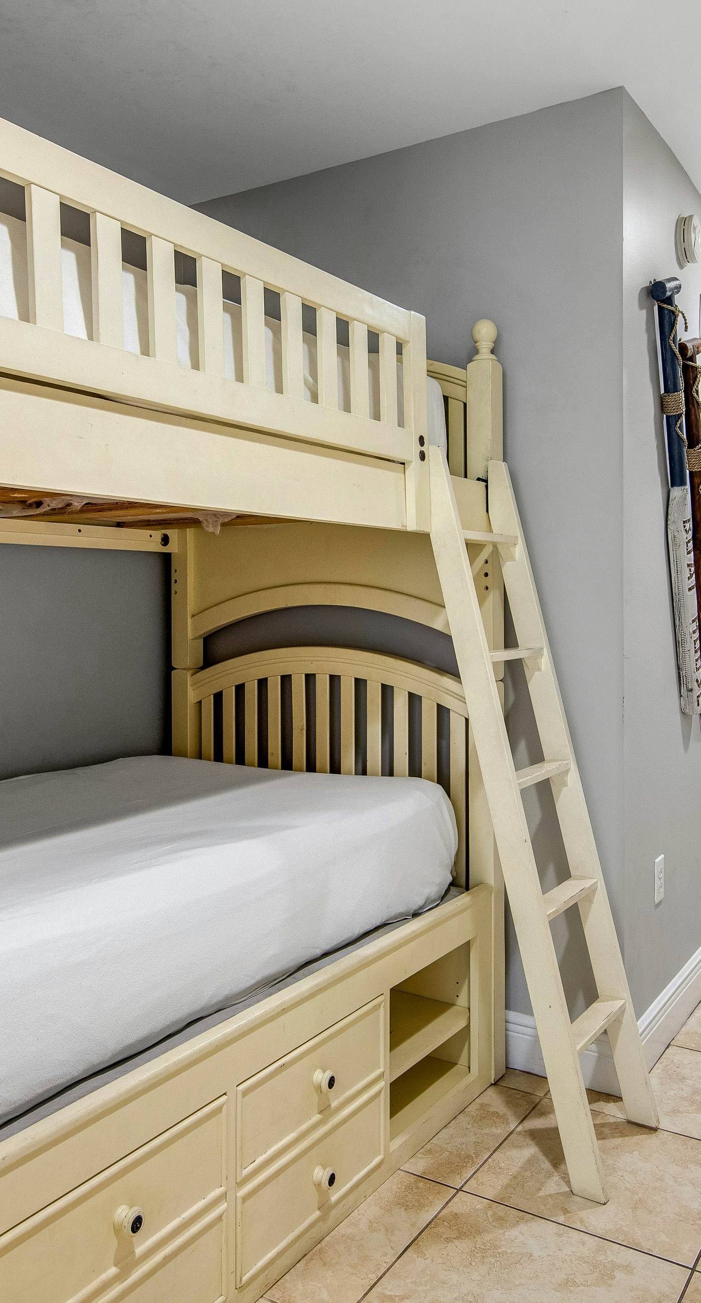 Gulf-front condo with seasonal beach service, pool, hot tub & gym