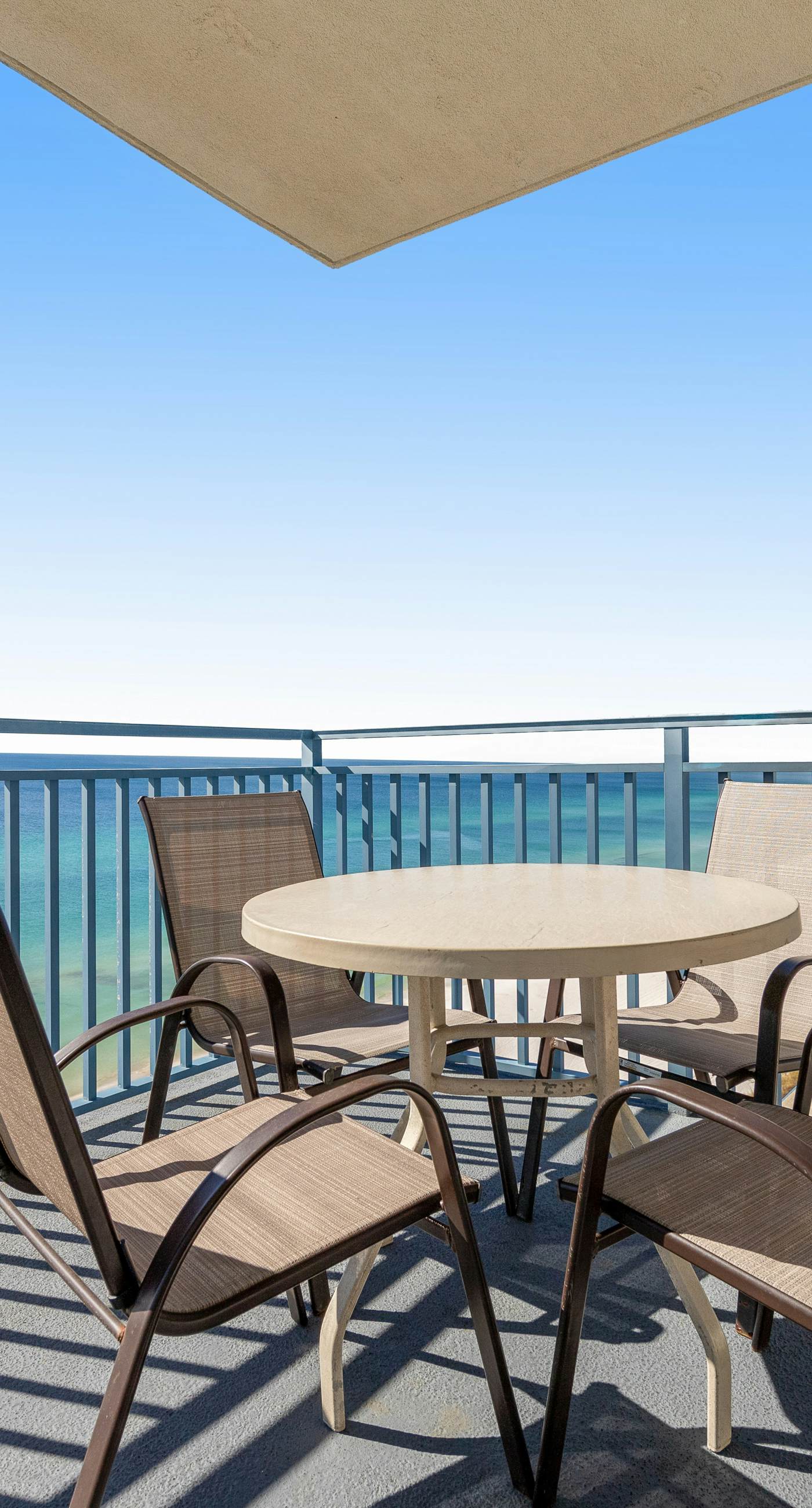 Spacious condo with breathtaking views & convenient location