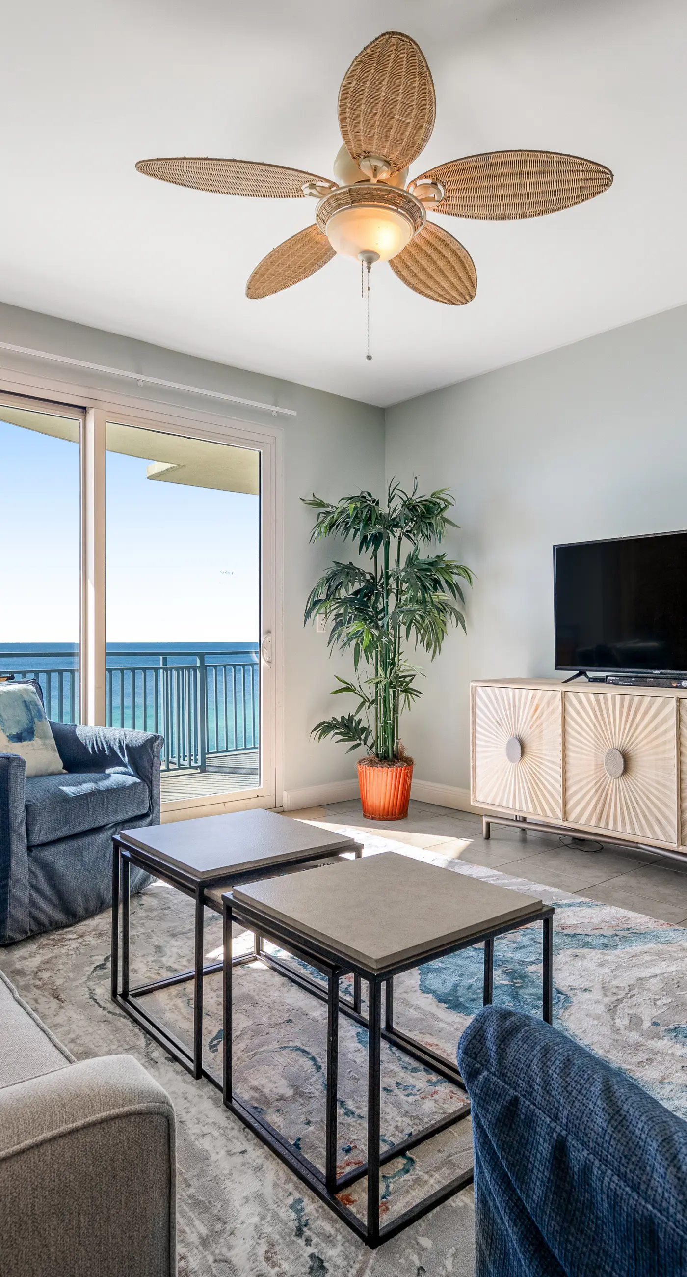 Spacious condo with breathtaking views & convenient location