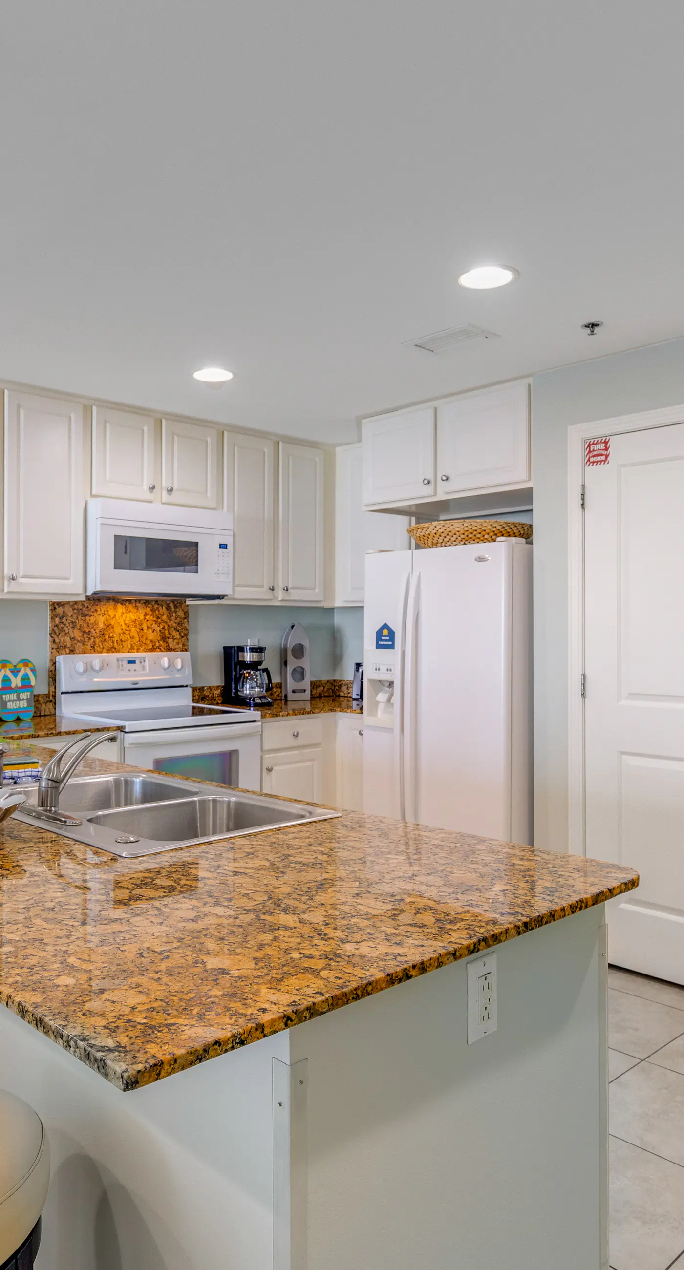 Spacious condo with breathtaking views & convenient location