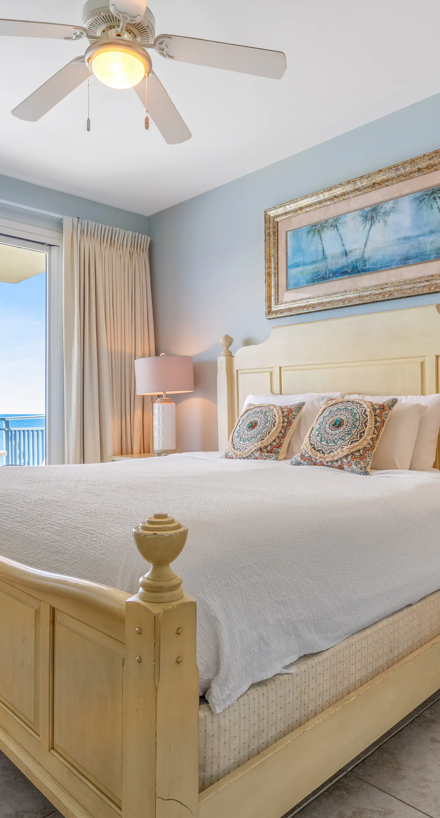Spacious condo with breathtaking views & convenient location