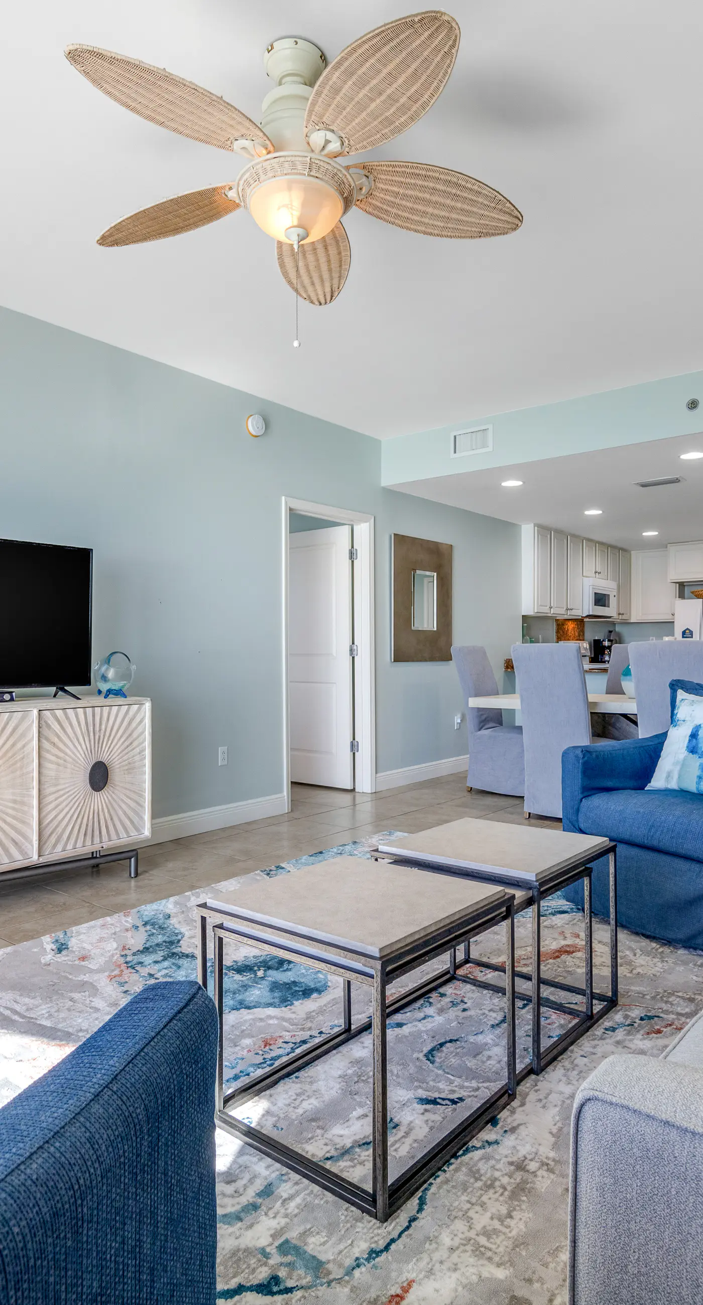 Spacious condo with breathtaking views & convenient location