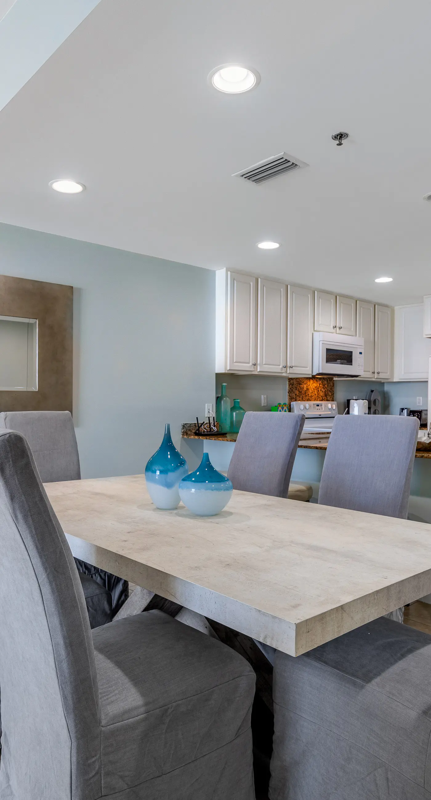 Spacious condo with breathtaking views & convenient location
