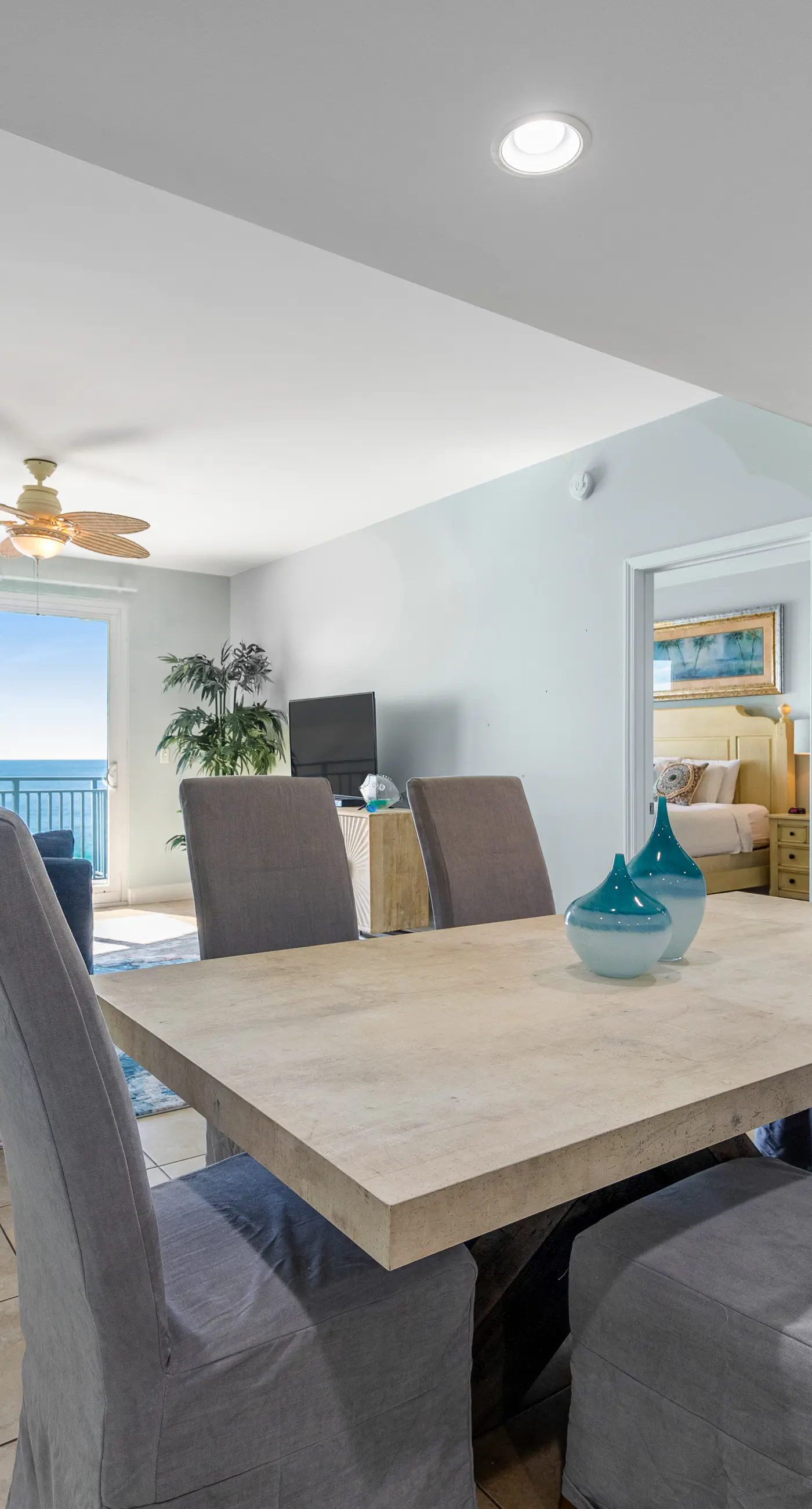 Spacious condo with breathtaking views & convenient location