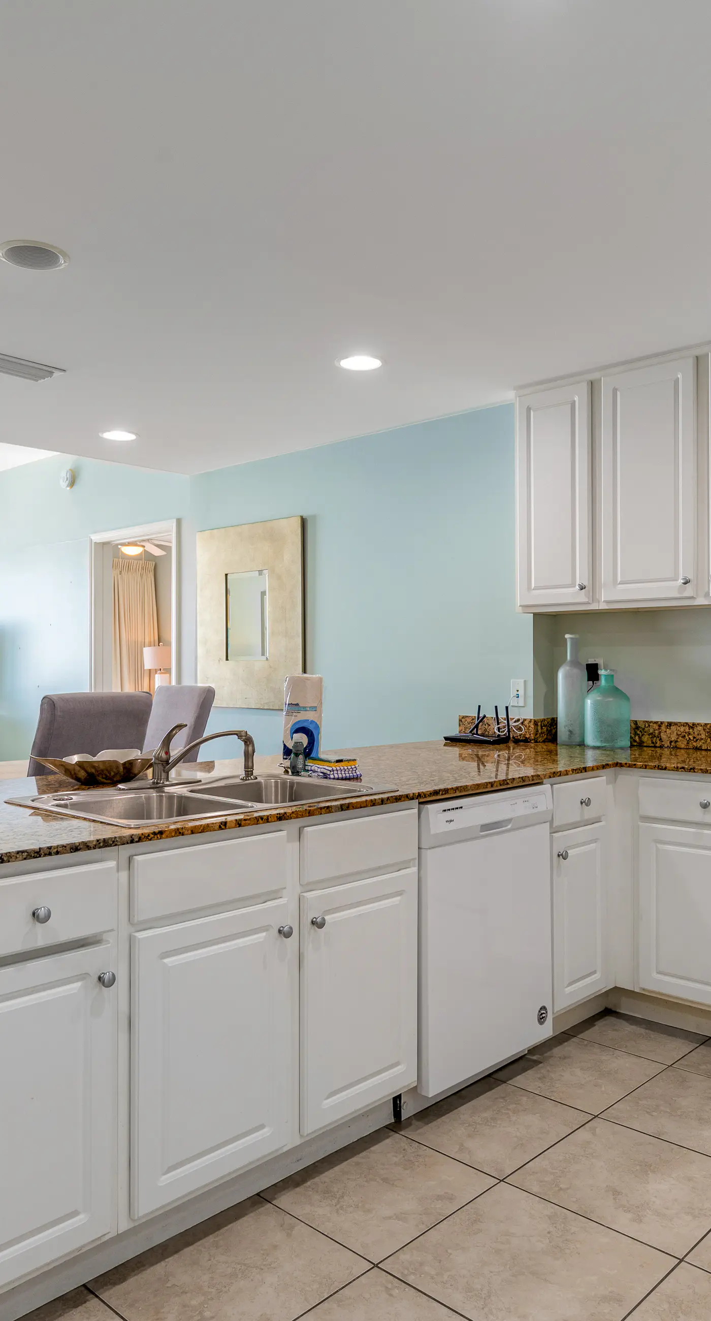 Spacious condo with breathtaking views & convenient location