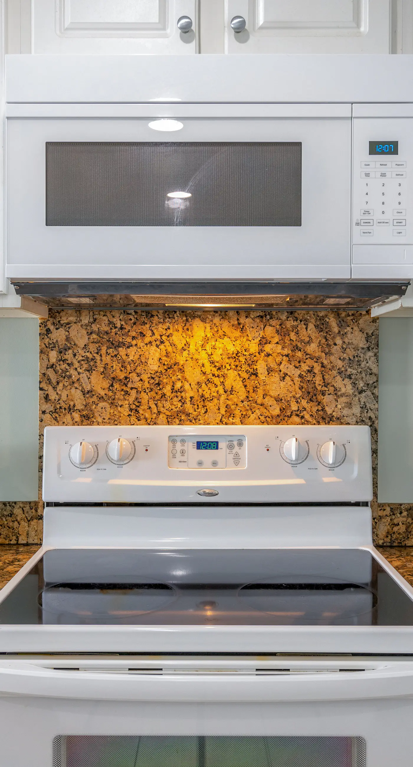 Spacious condo with breathtaking views & convenient location