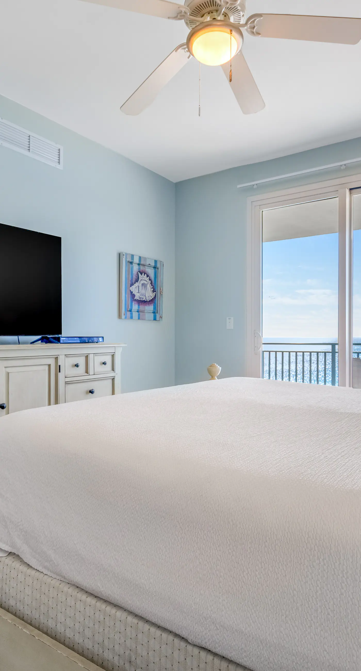 Spacious condo with breathtaking views & convenient location