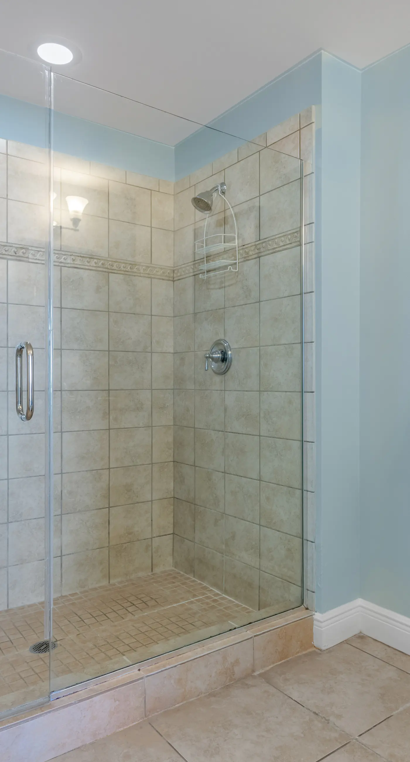 Spacious condo with breathtaking views & convenient location