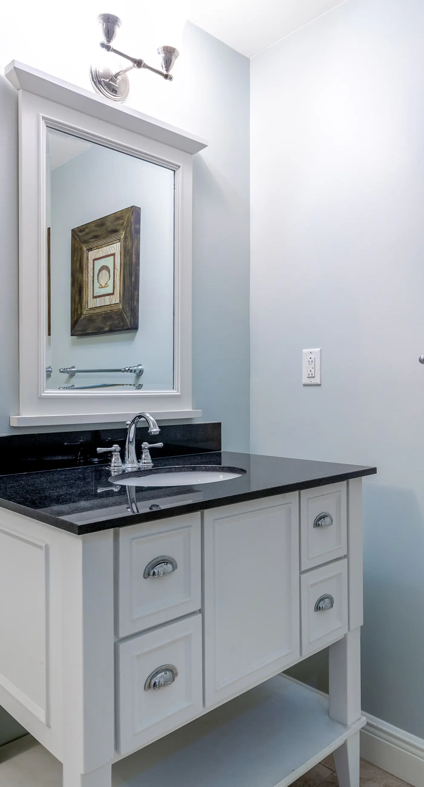 Spacious condo with breathtaking views & convenient location