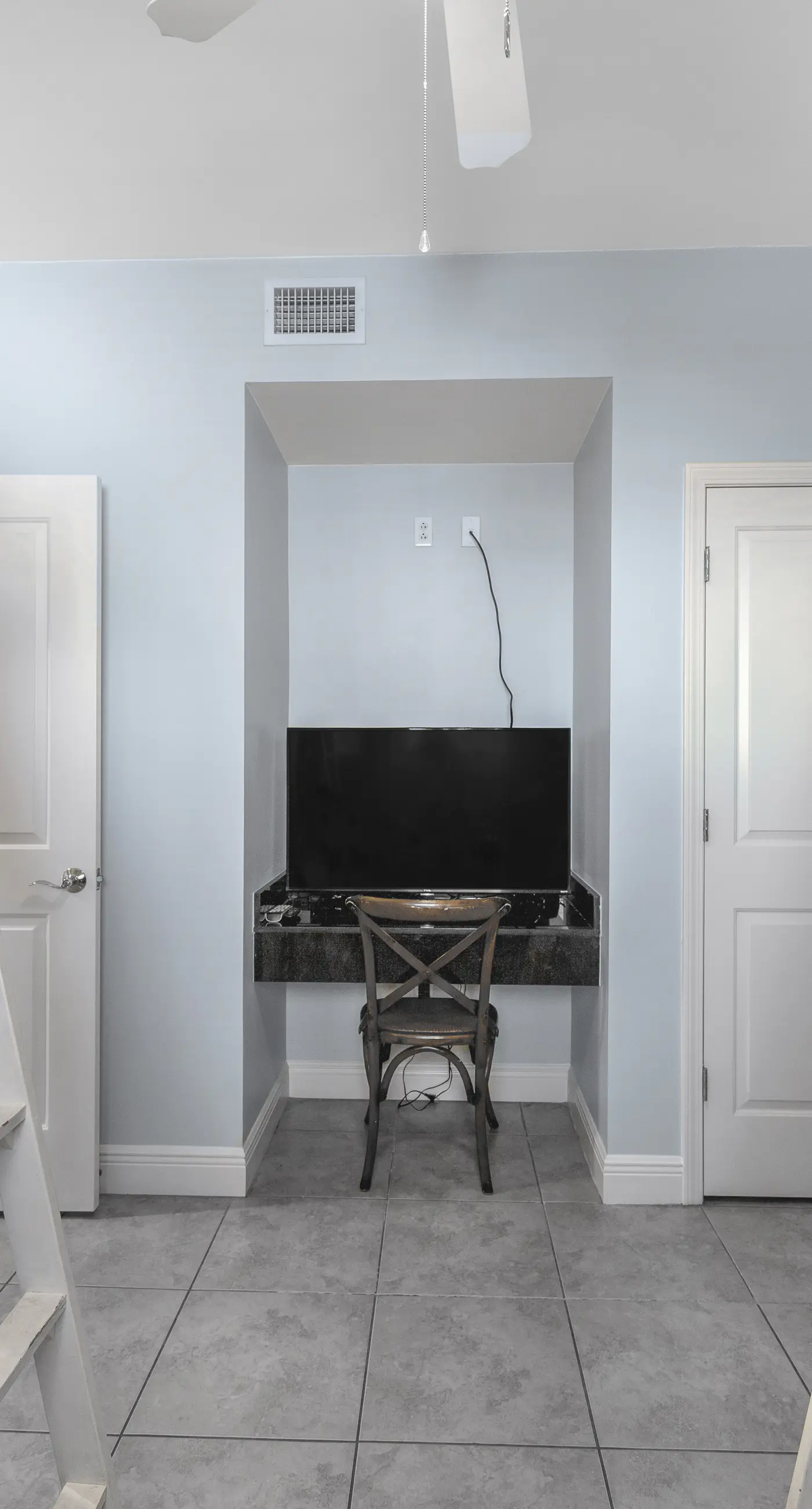 Spacious condo with breathtaking views & convenient location