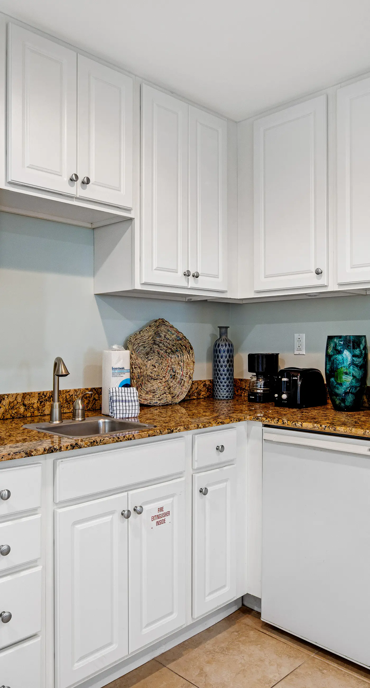 Spacious condo with breathtaking views & convenient location