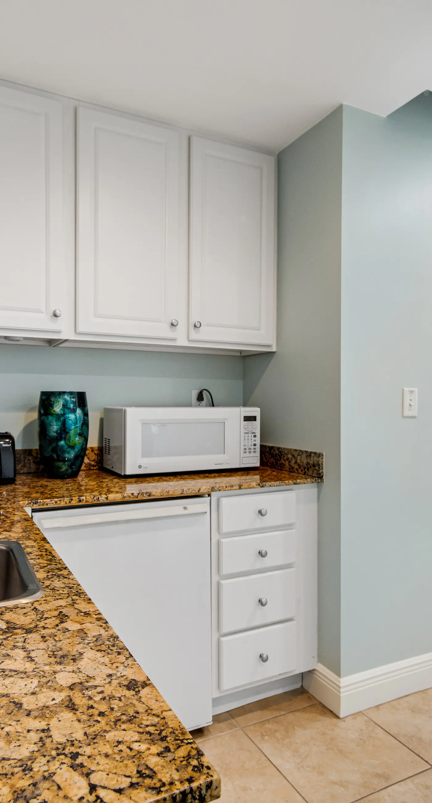 Spacious condo with breathtaking views & convenient location