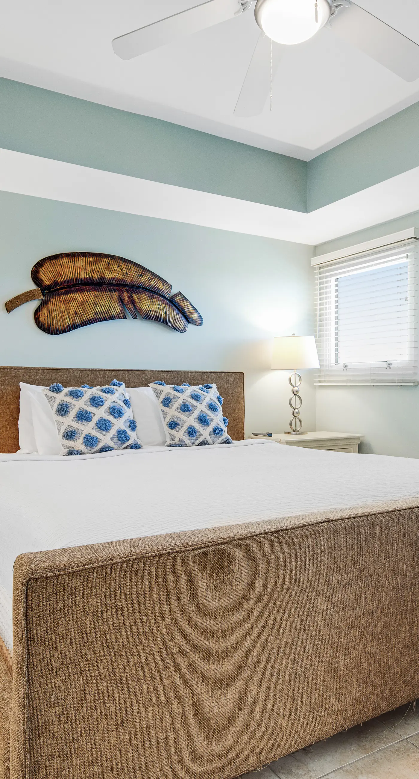 Spacious condo with breathtaking views & convenient location