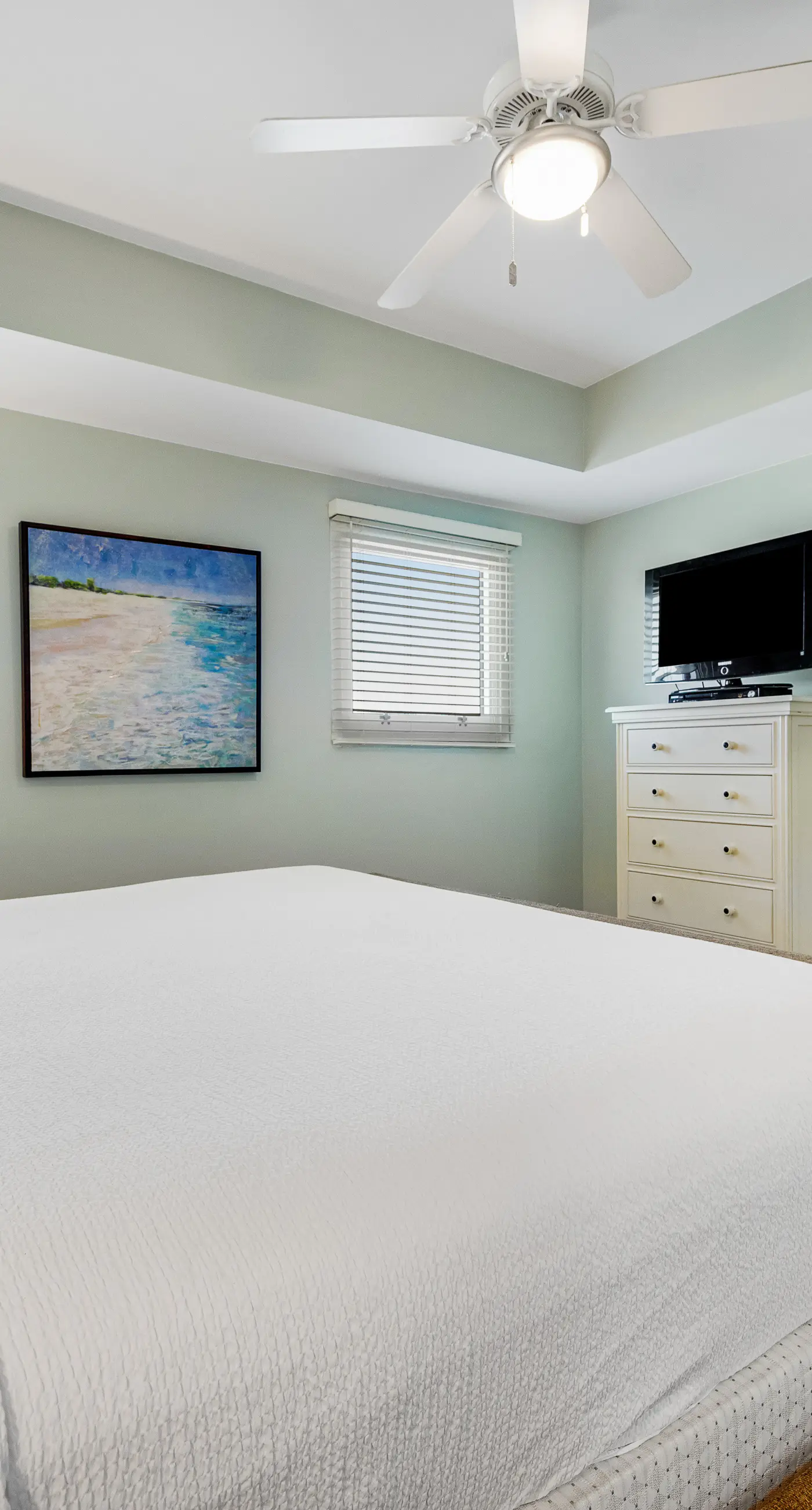 Spacious condo with breathtaking views & convenient location