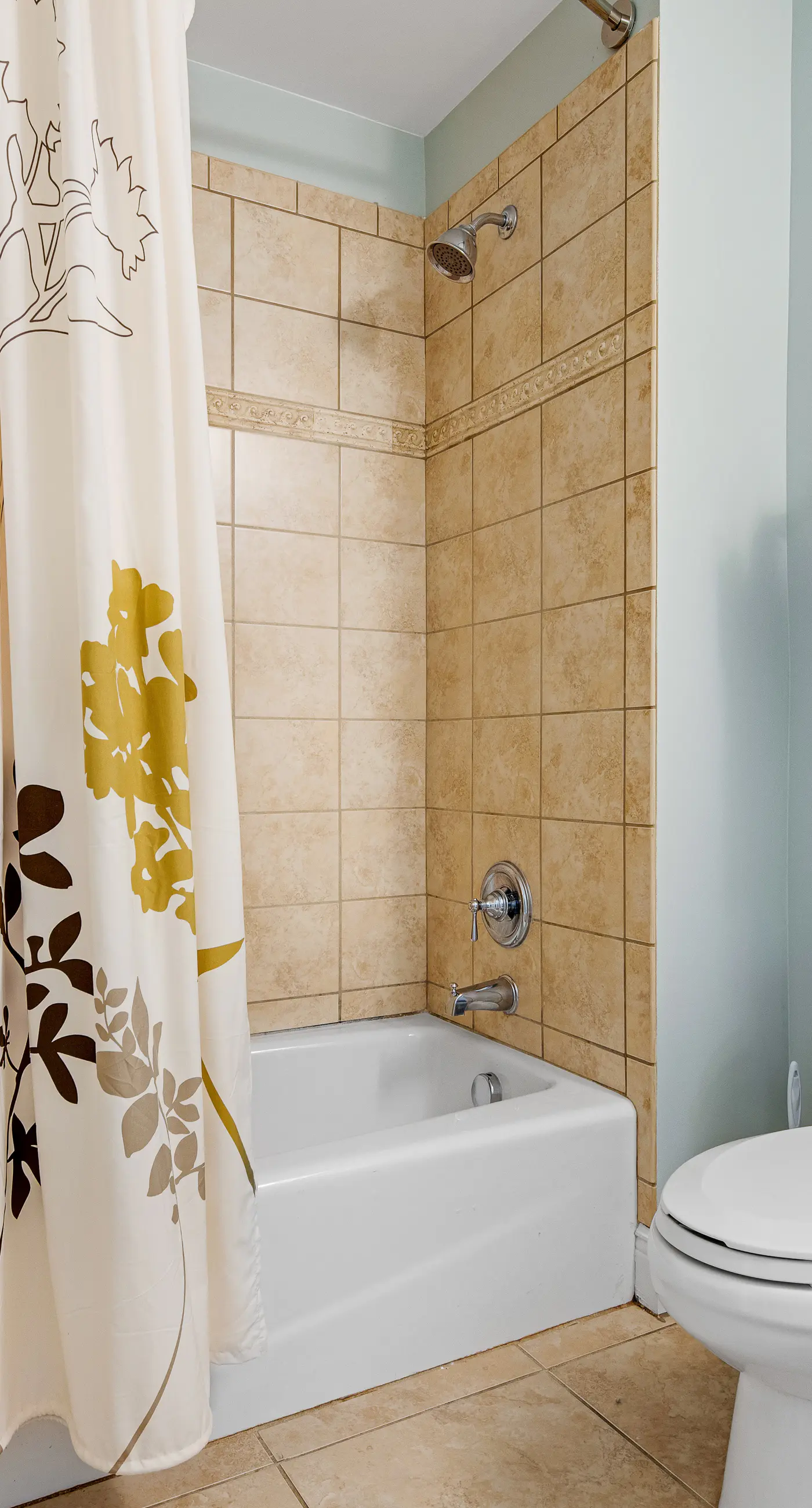 Spacious condo with breathtaking views & convenient location