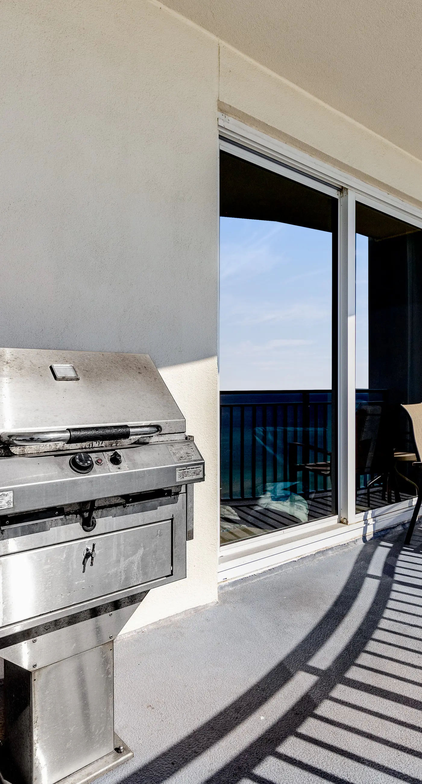 Spacious condo with breathtaking views & convenient location
