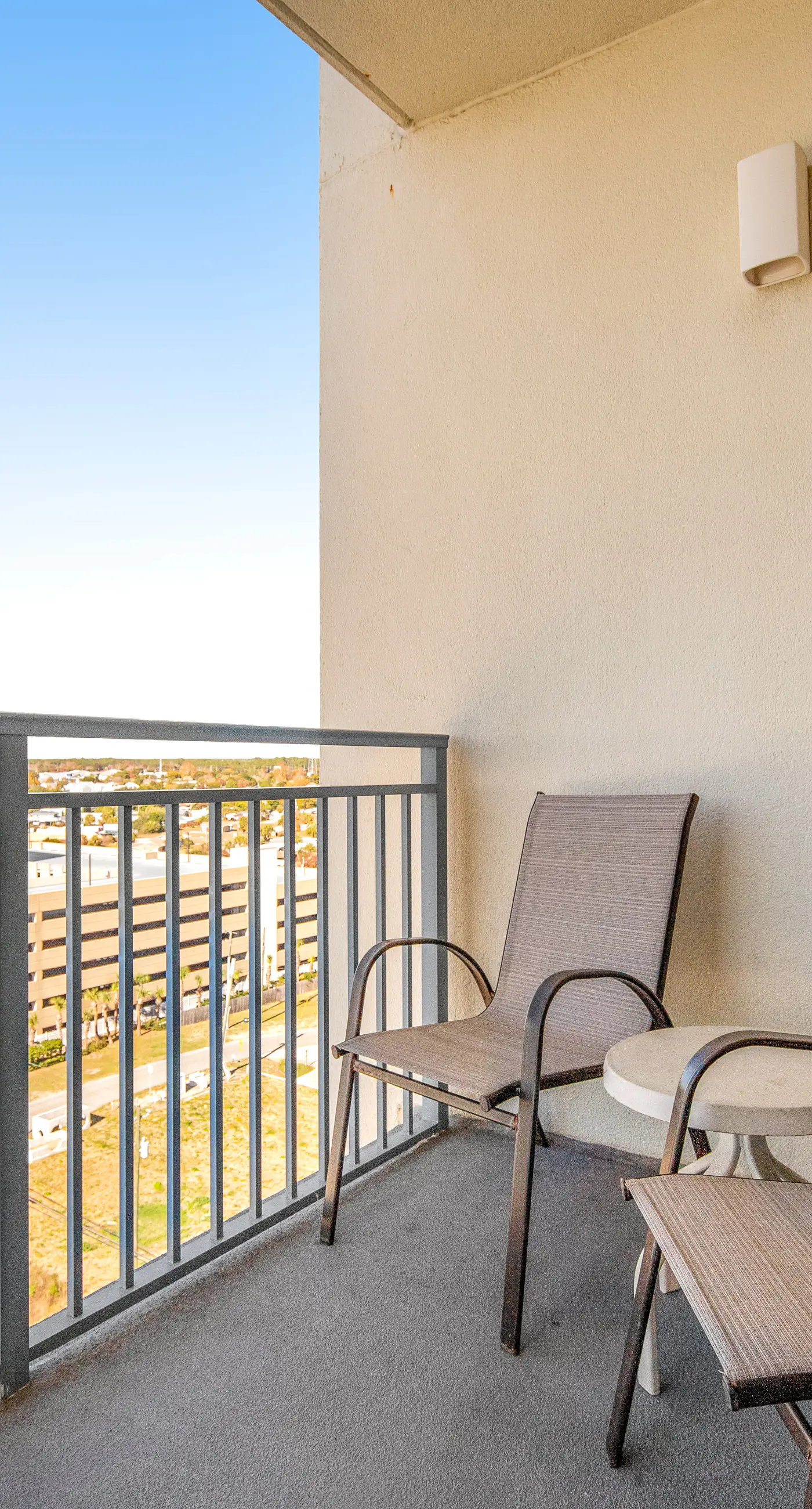 Spacious condo with breathtaking views & convenient location