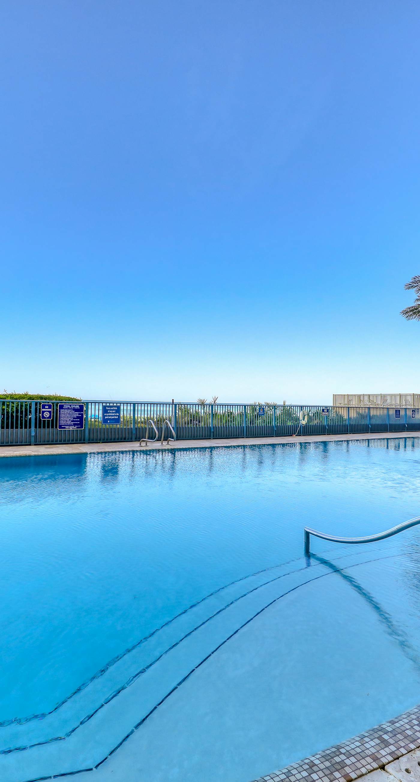 Beautiful Gulf-front condo with resort pool & hot tub - right on the beach