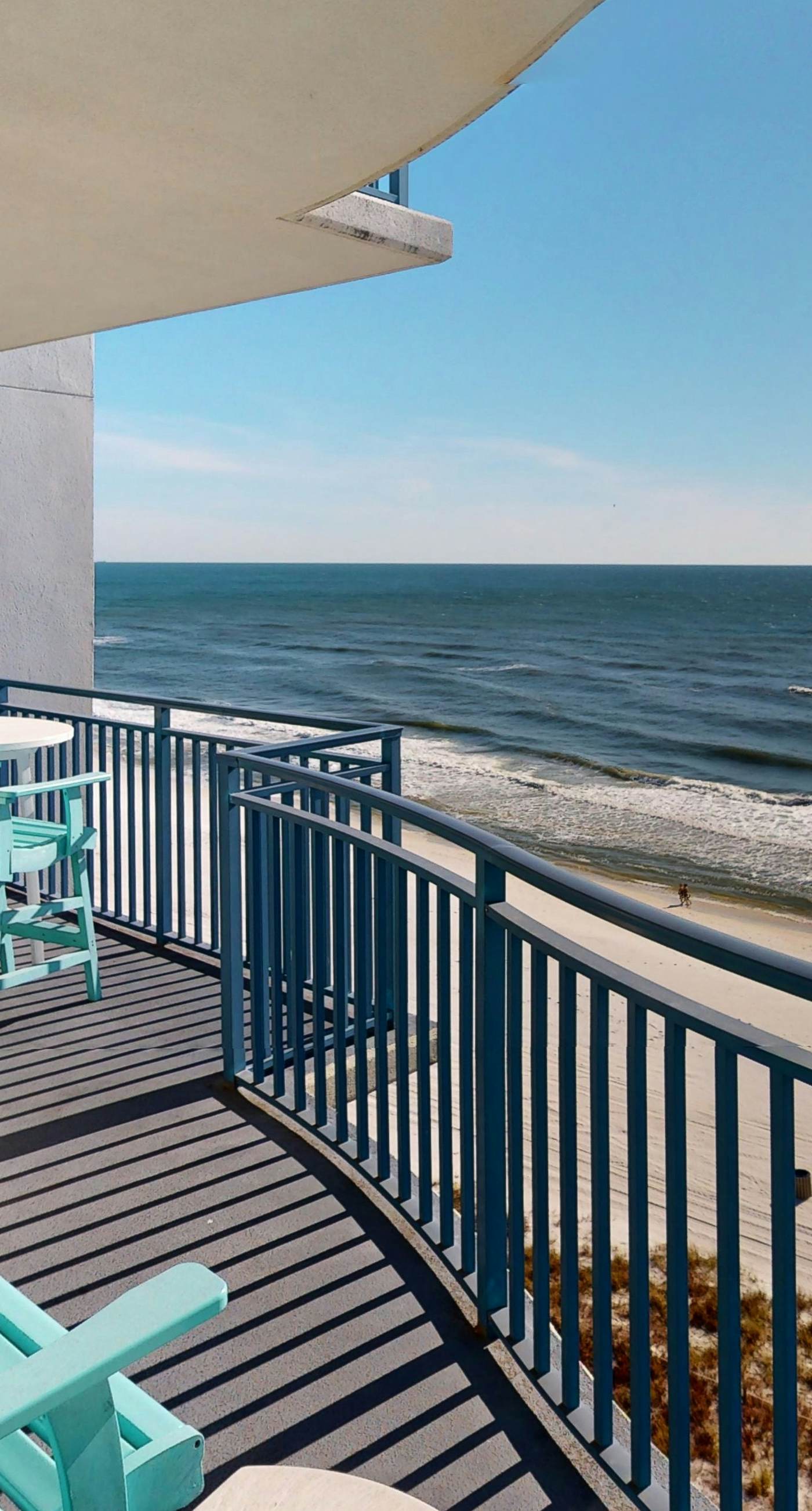 Beautiful Gulf-front condo with resort pool & hot tub - right on the beach