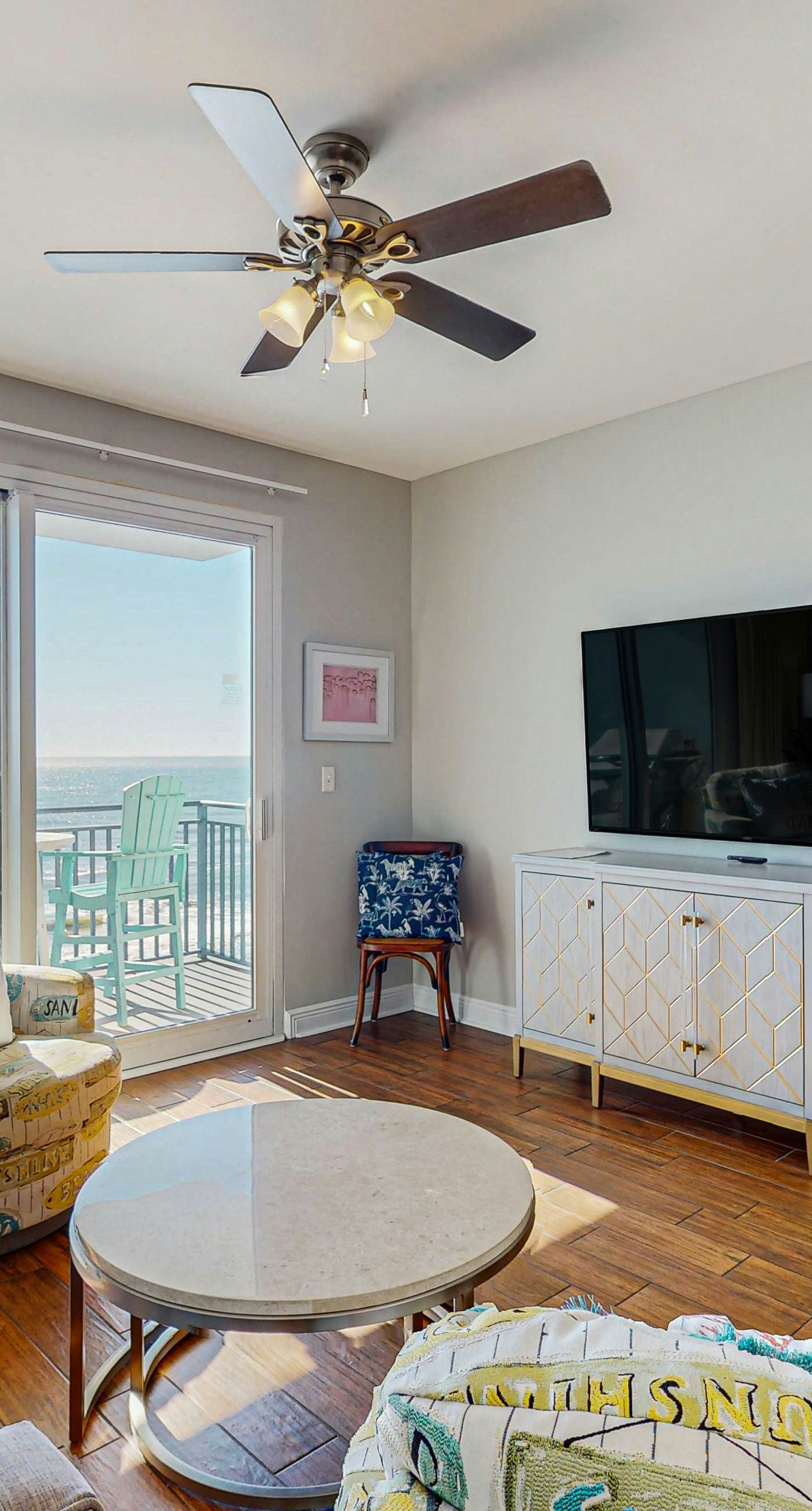 Beautiful Gulf-front condo with resort pool & hot tub - right on the beach