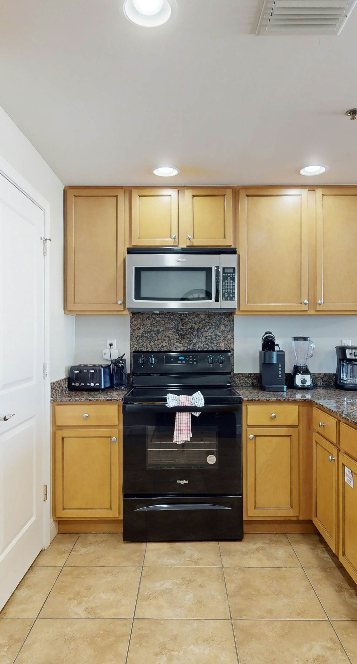 Beautiful Gulf-front condo with resort pool & hot tub - right on the beach