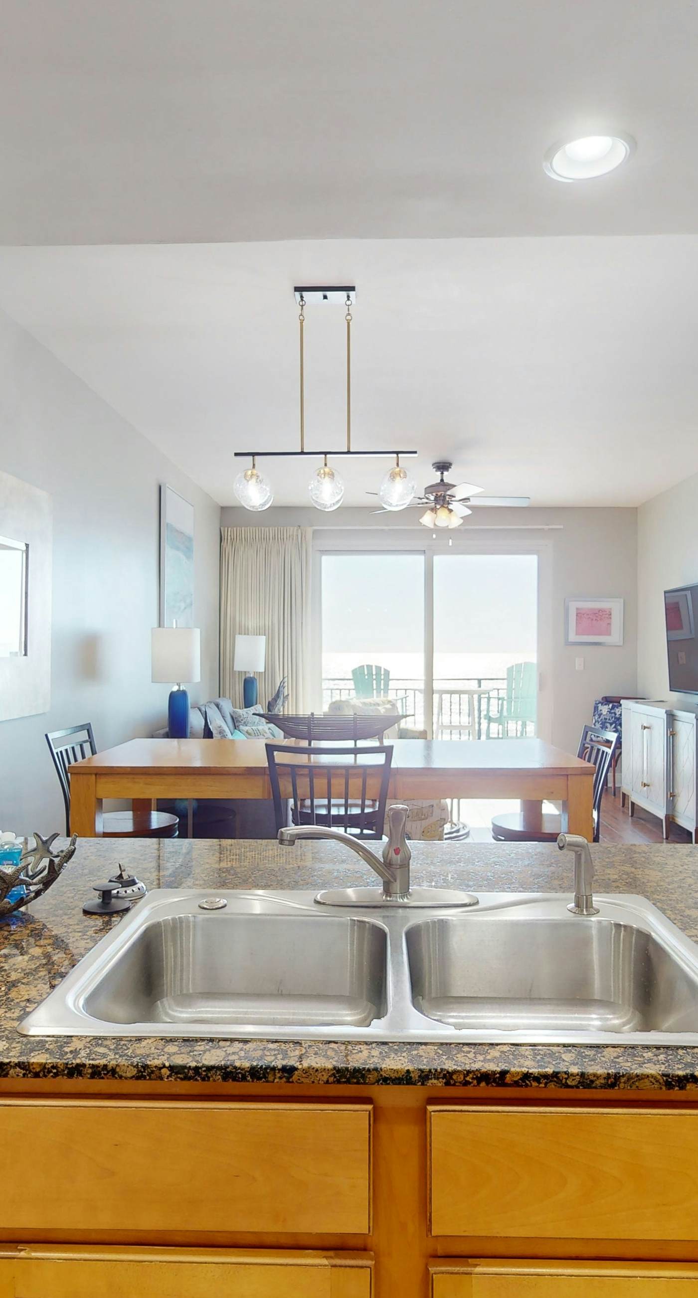 Beautiful Gulf-front condo with resort pool & hot tub - right on the beach