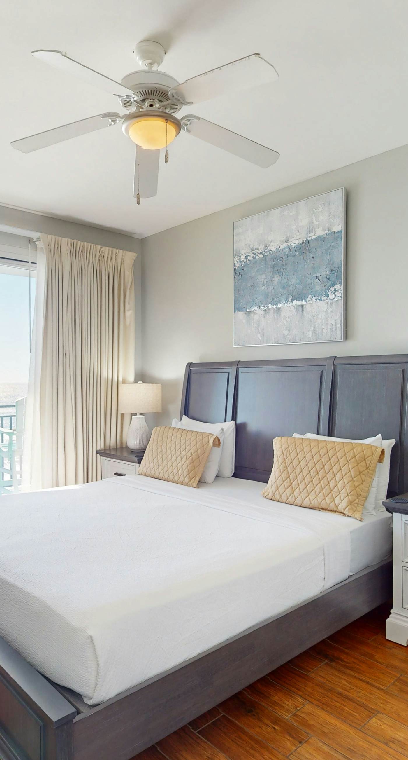 Beautiful Gulf-front condo with resort pool & hot tub - right on the beach