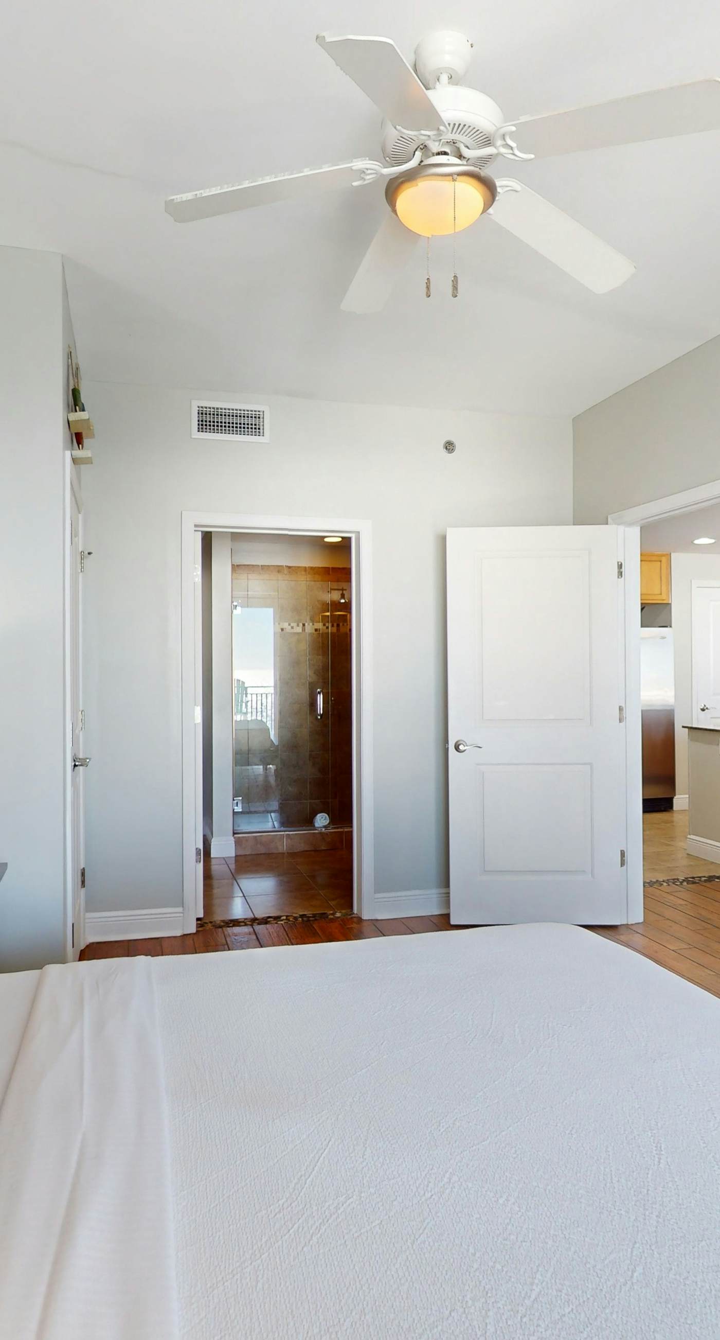 Beautiful Gulf-front condo with resort pool & hot tub - right on the beach