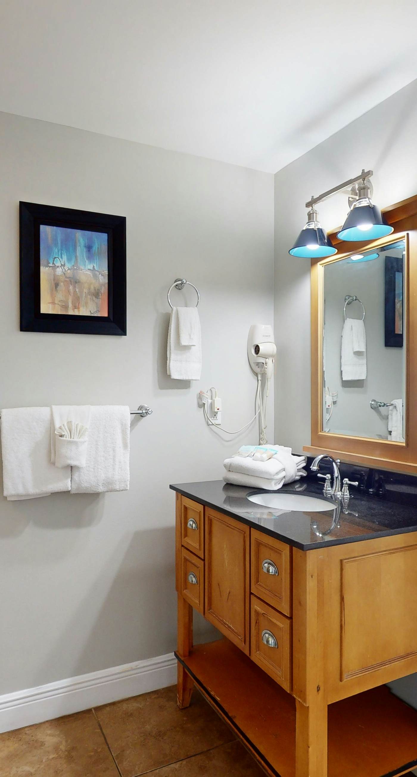 Beautiful Gulf-front condo with resort pool & hot tub - right on the beach