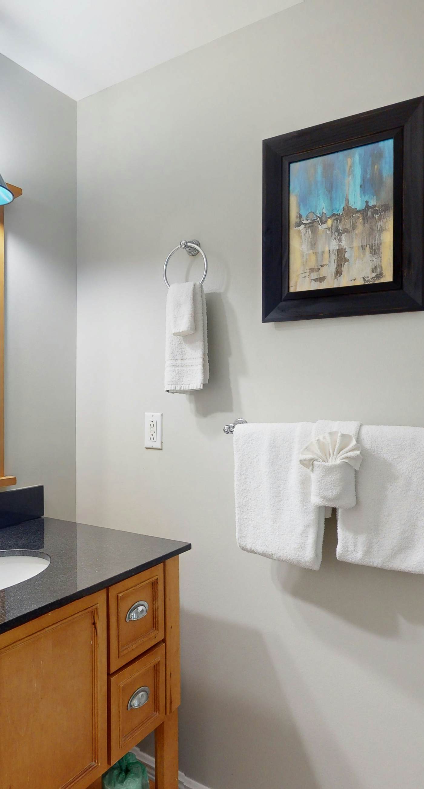 Beautiful Gulf-front condo with resort pool & hot tub - right on the beach