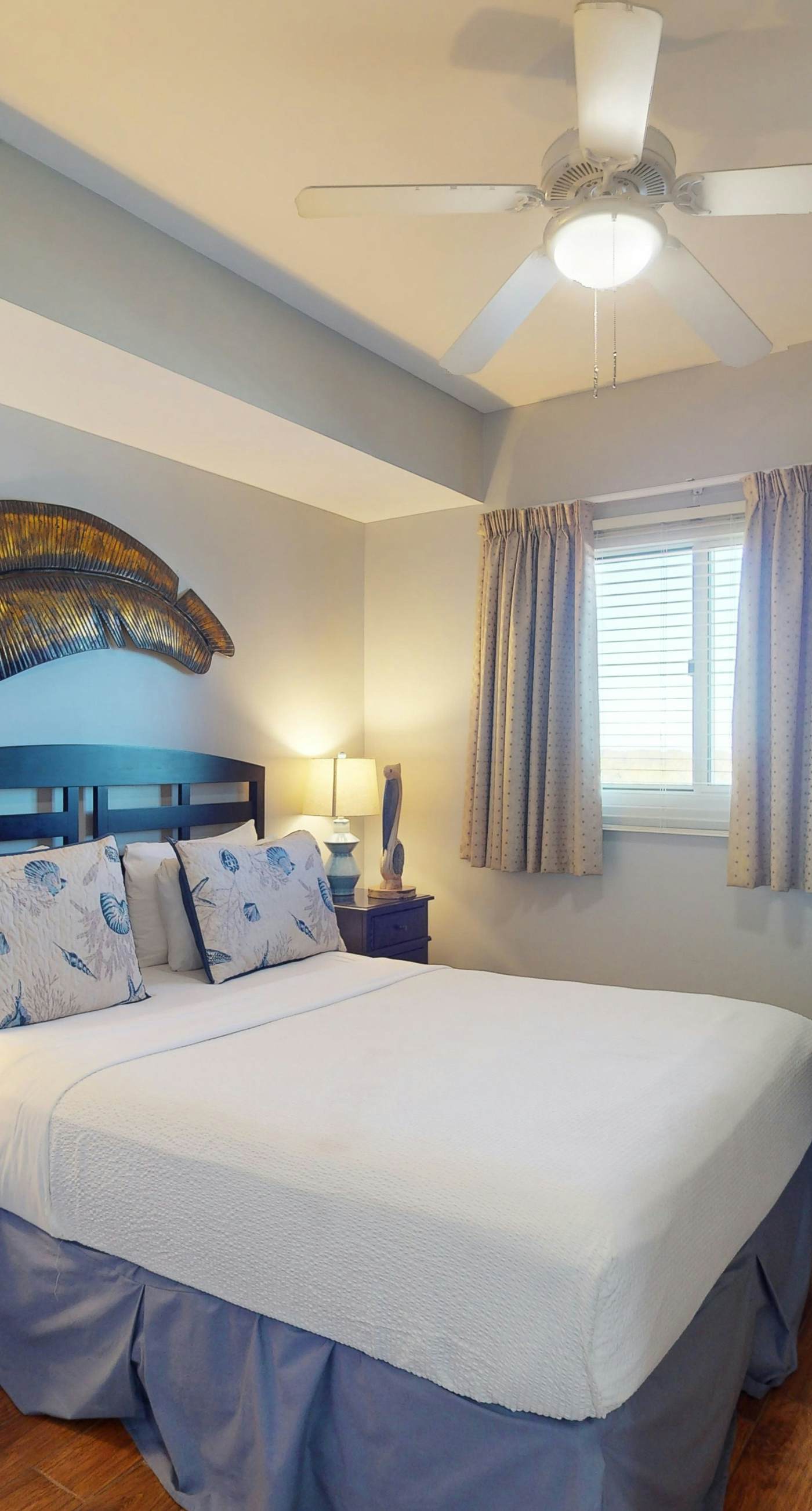 Beautiful Gulf-front condo with resort pool & hot tub - right on the beach