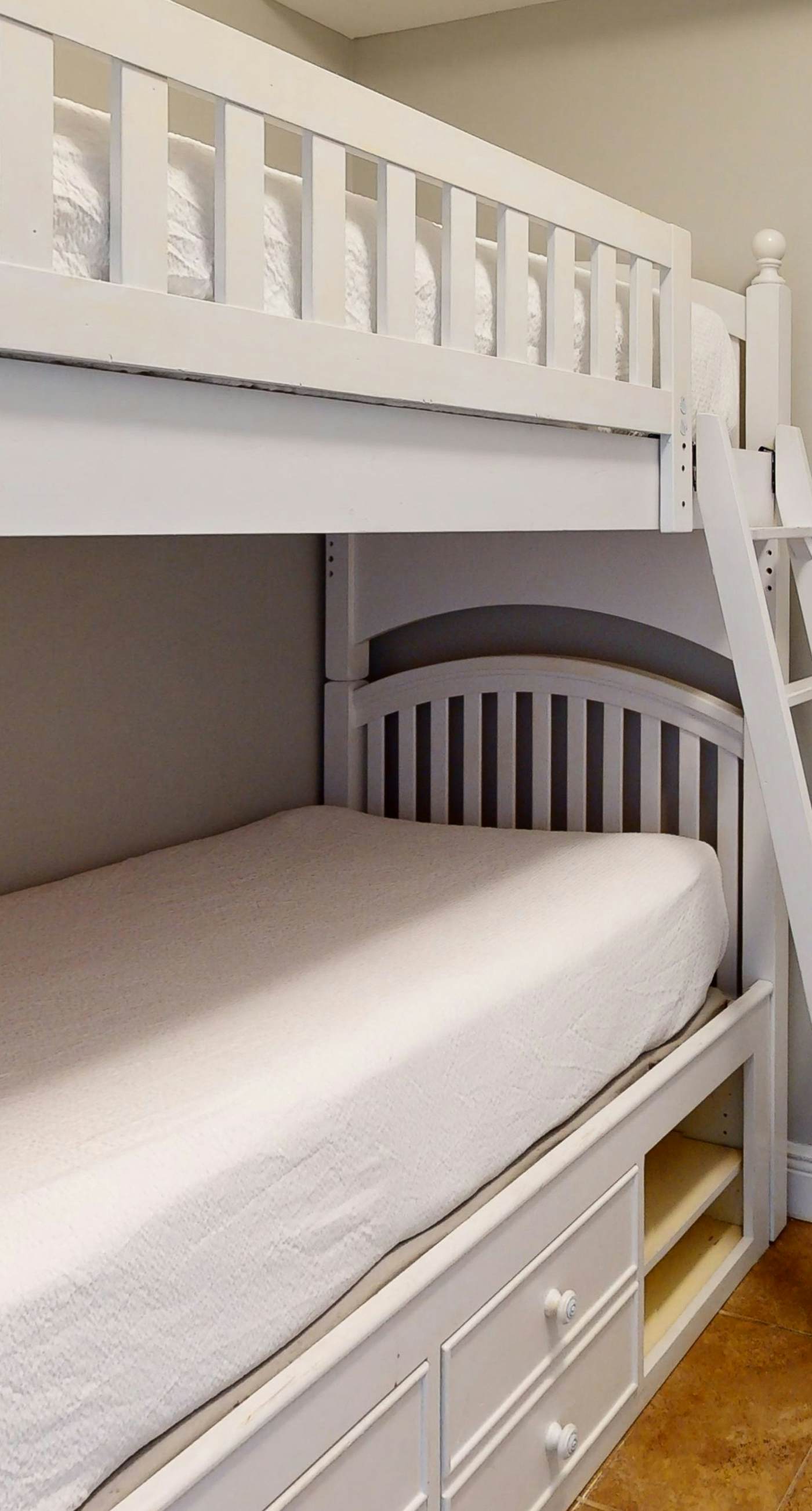 Beautiful Gulf-front condo with resort pool & hot tub - right on the beach