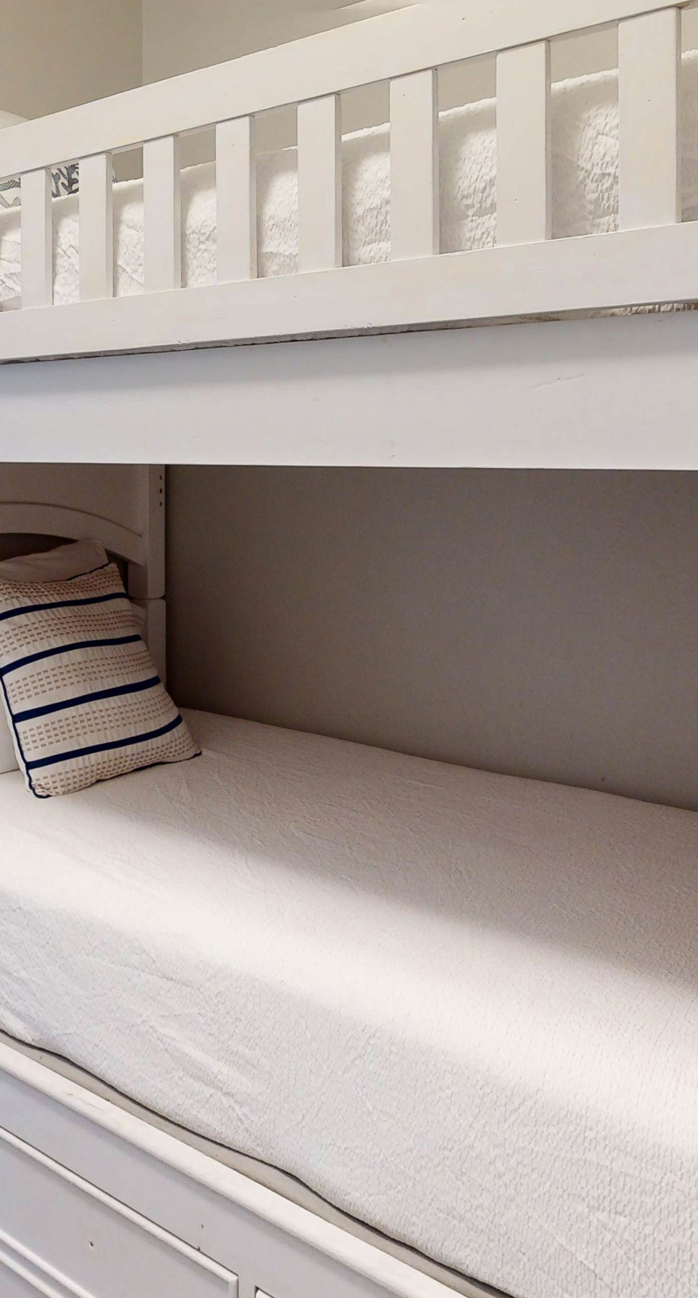 Beautiful Gulf-front condo with resort pool & hot tub - right on the beach