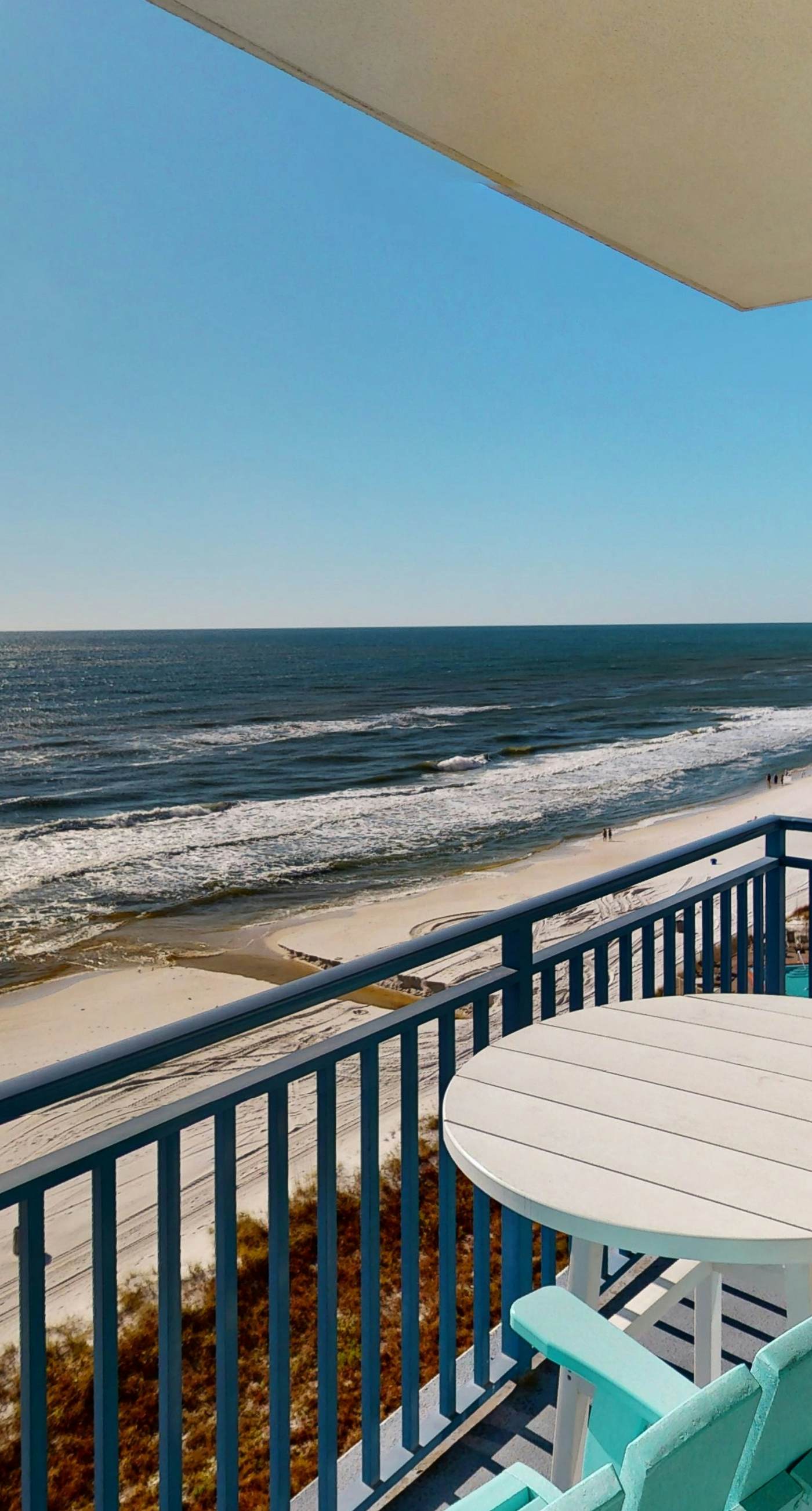 Beautiful Gulf-front condo with resort pool & hot tub - right on the beach