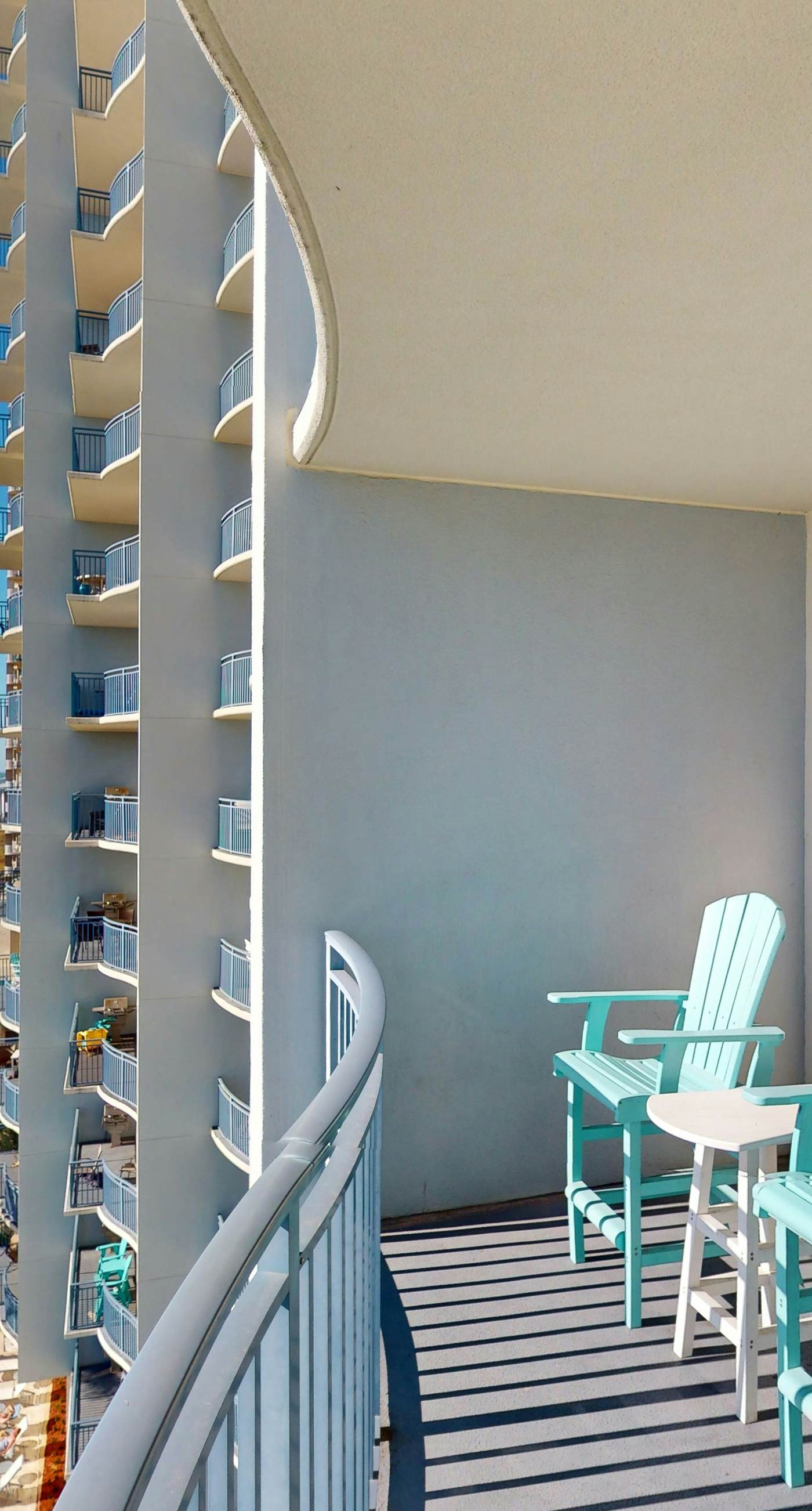 Beautiful Gulf-front condo with resort pool & hot tub - right on the beach