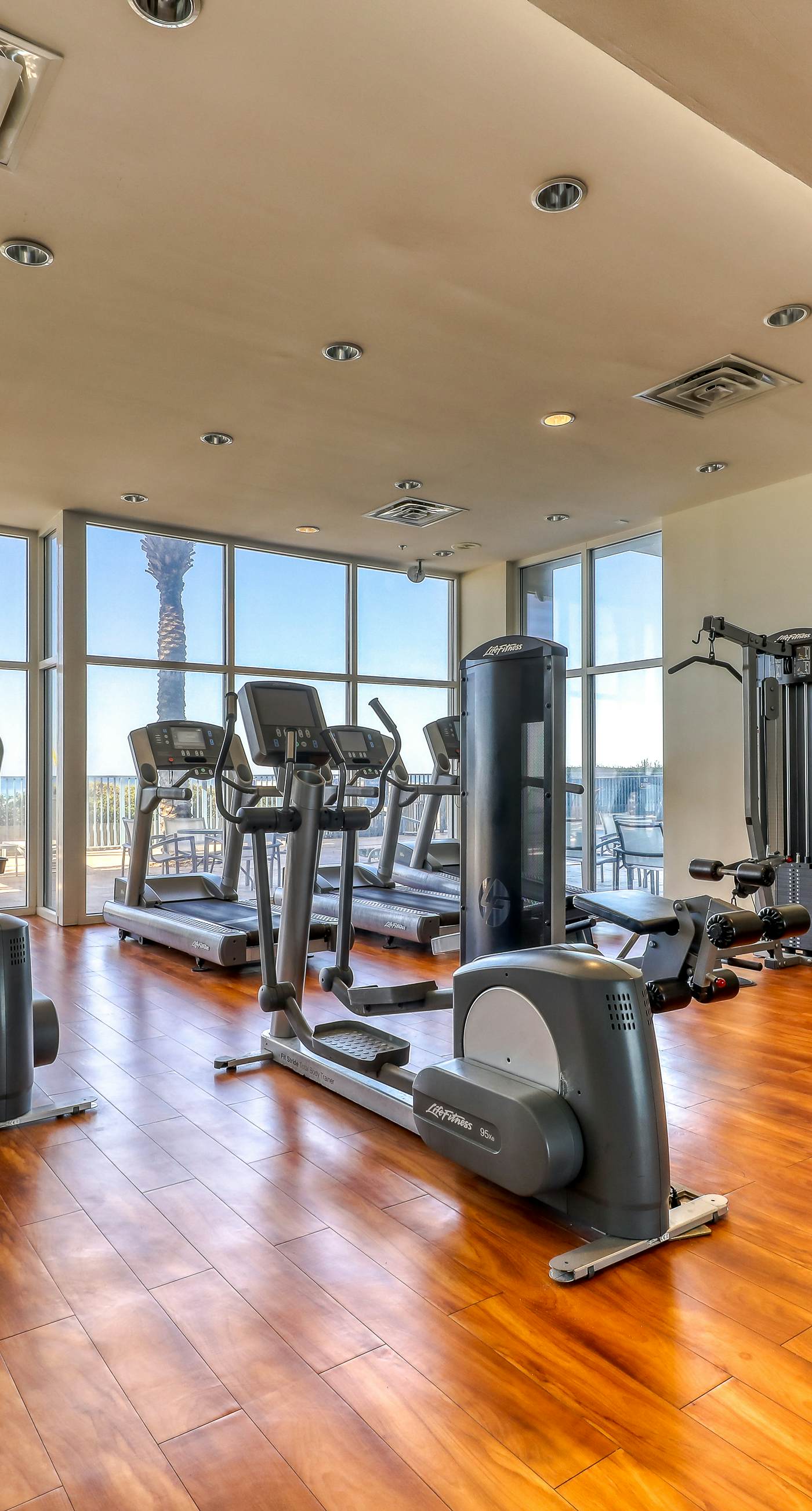 Beautiful Gulf-front condo with resort pool & hot tub - right on the beach