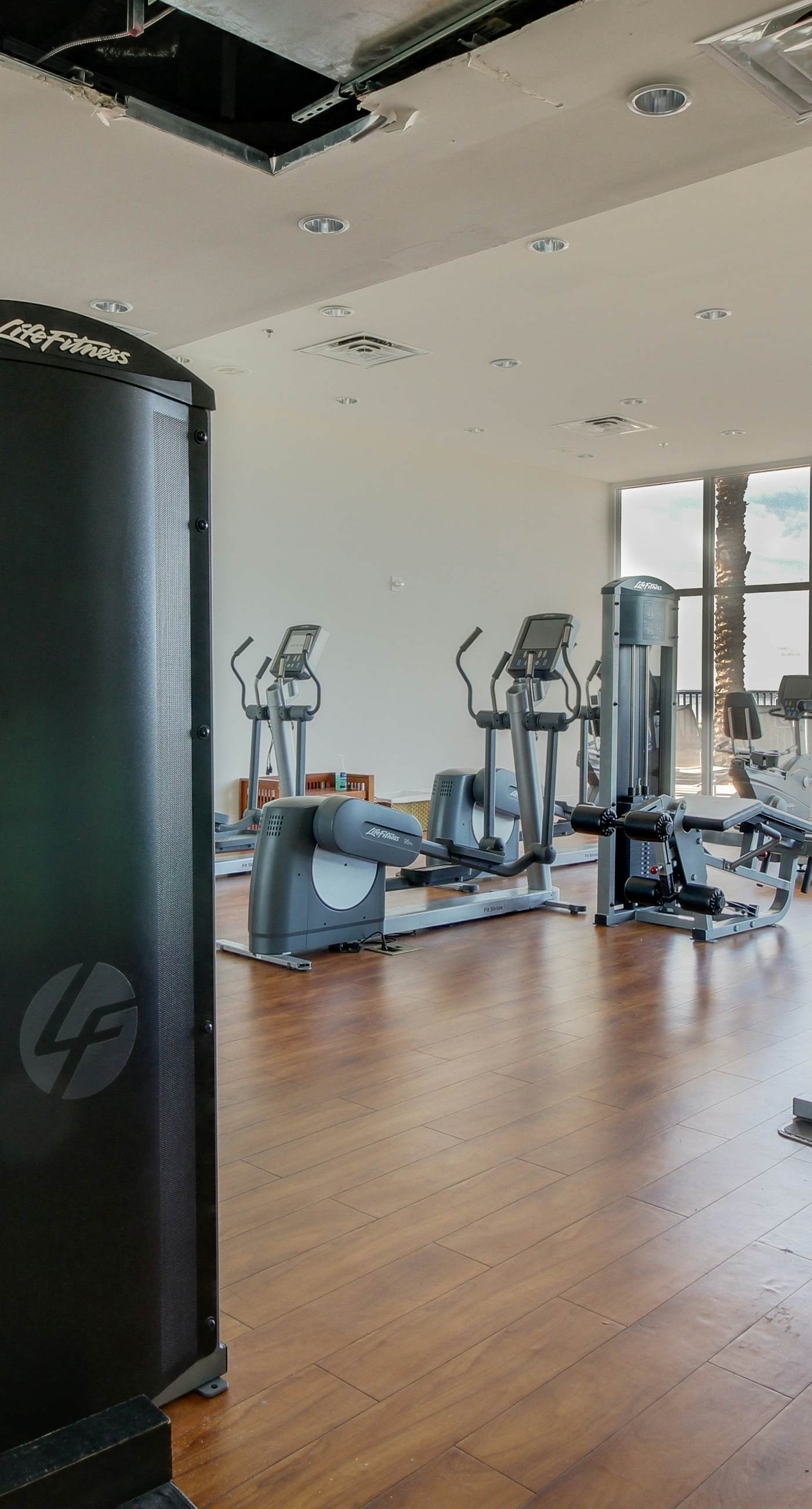 Beautiful Gulf-front condo with resort pool & hot tub - right on the beach