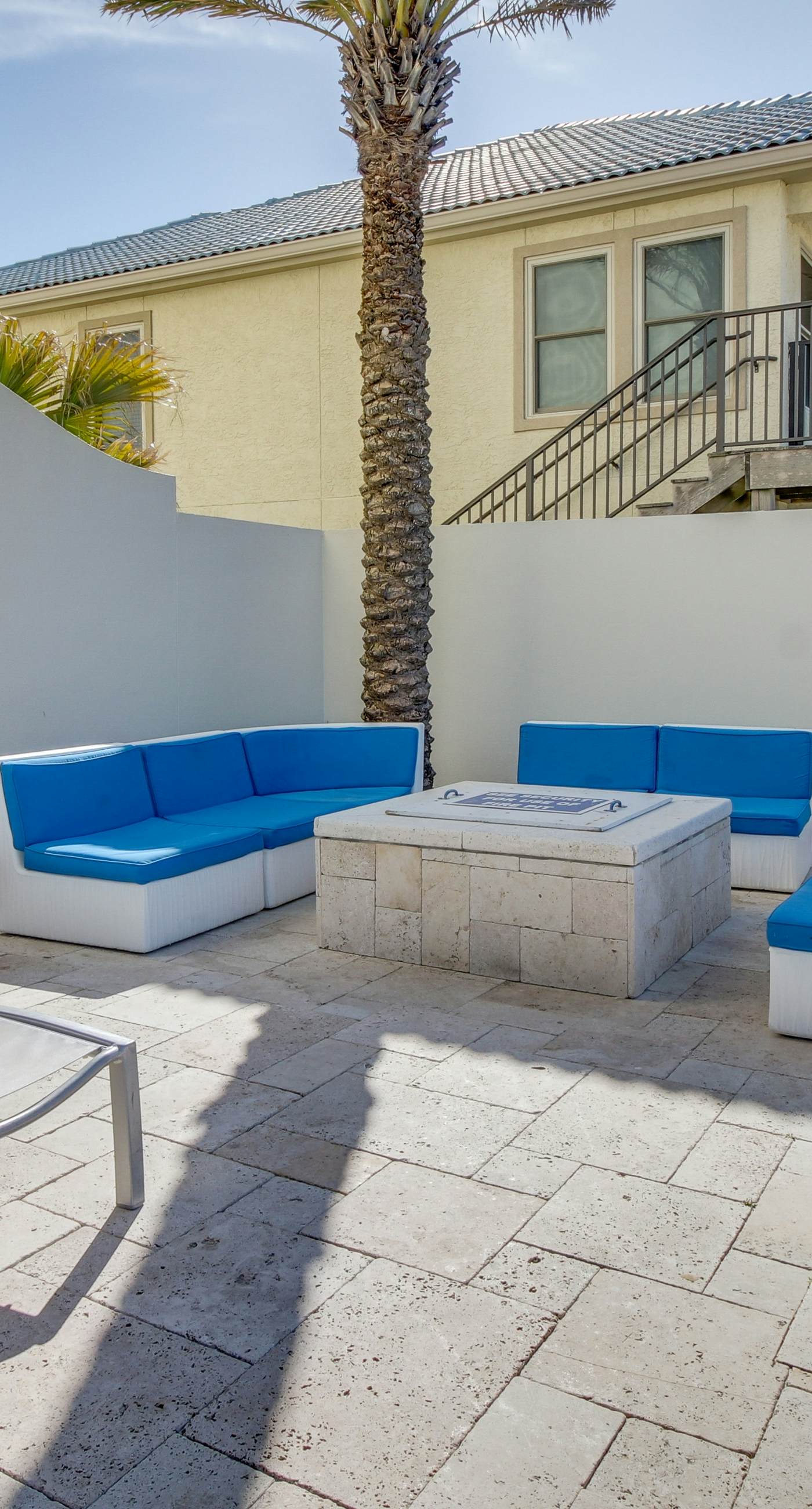 Beautiful Gulf-front condo with resort pool & hot tub - right on the beach