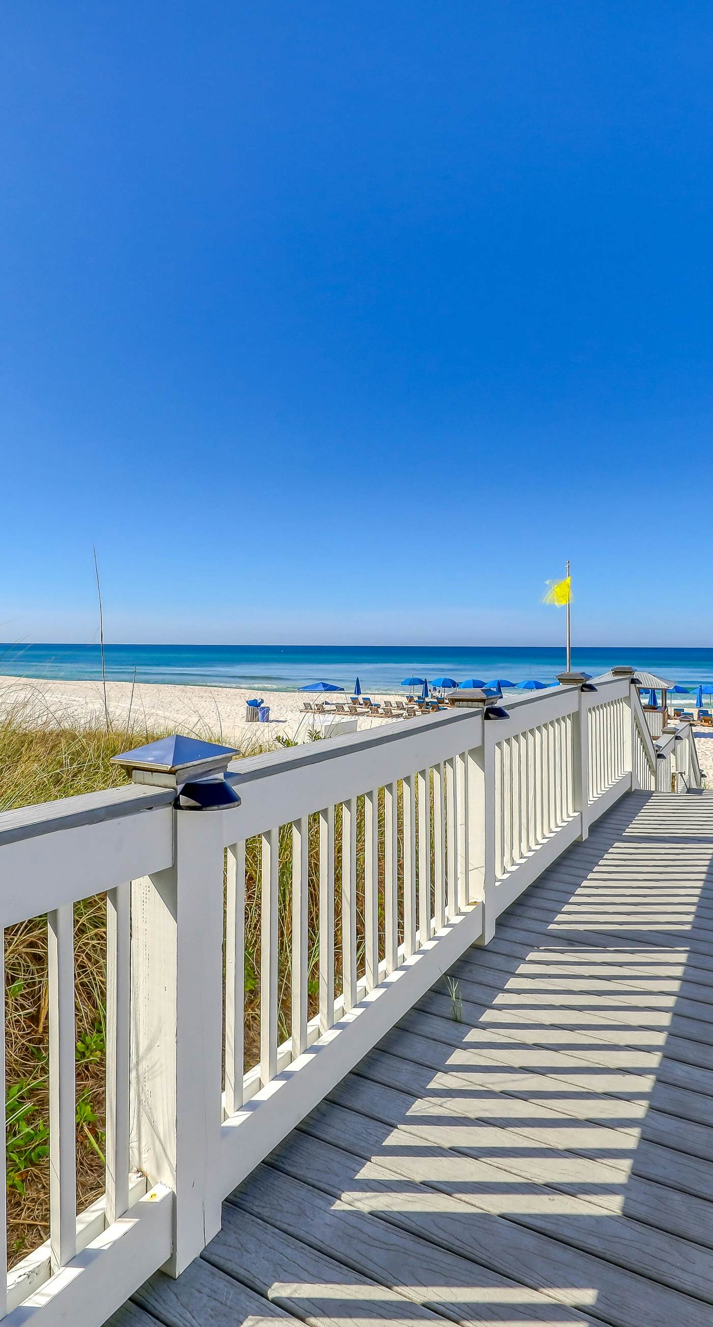 Beautiful Gulf-front condo with resort pool & hot tub - right on the beach