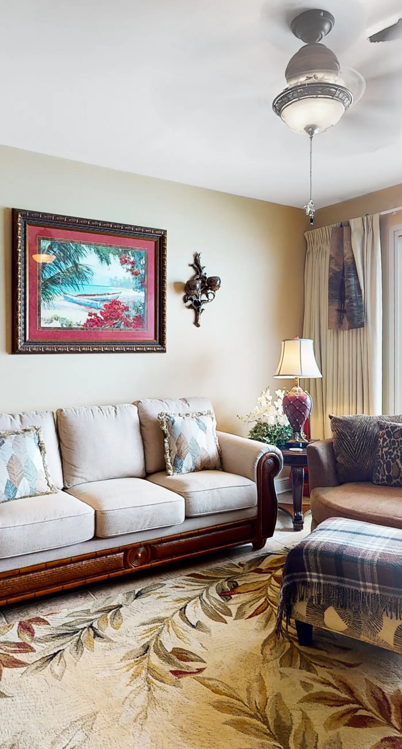 Beautiful condo located on the beach - close to attractions, pool & Hot tub