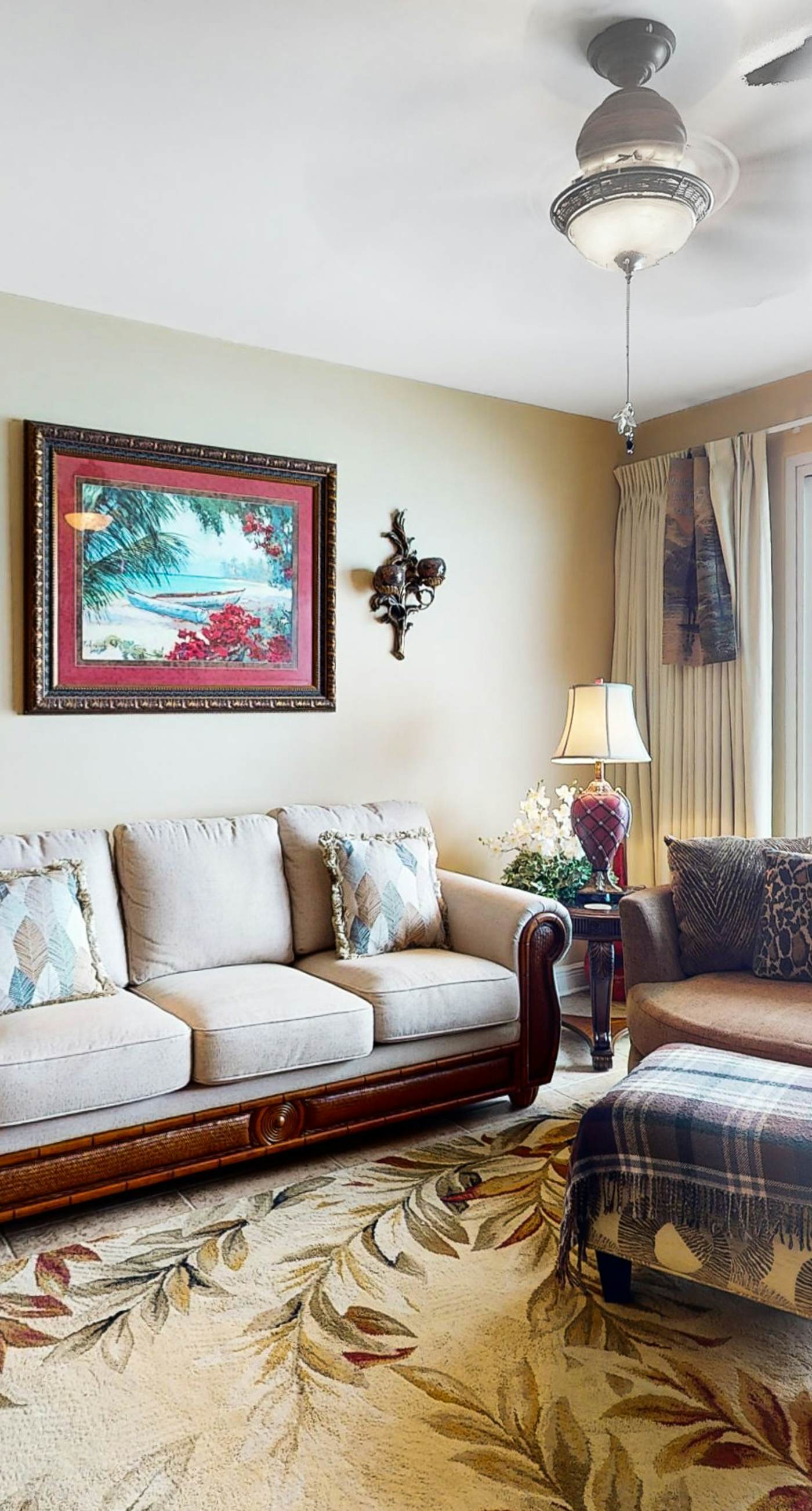 Beautiful condo located on the beach - close to attractions, pool & Hot tub