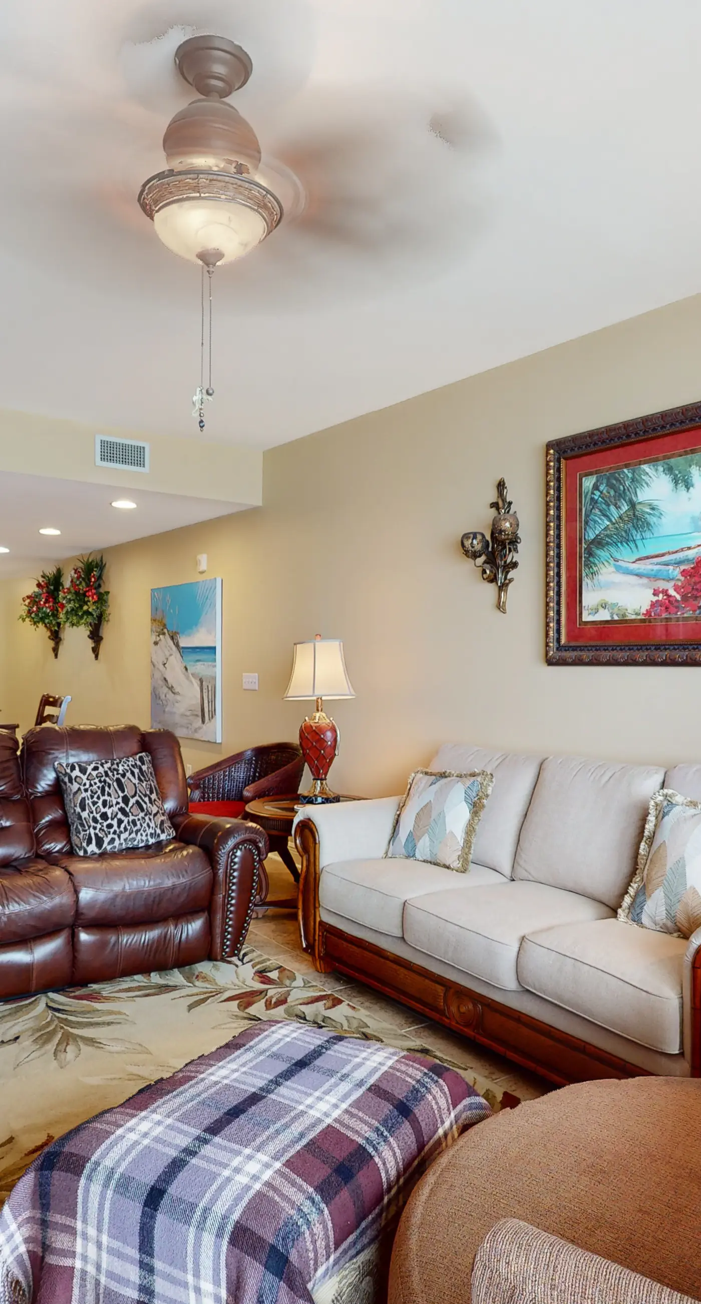 Beautiful condo located on the beach - close to attractions, pool & Hot tub