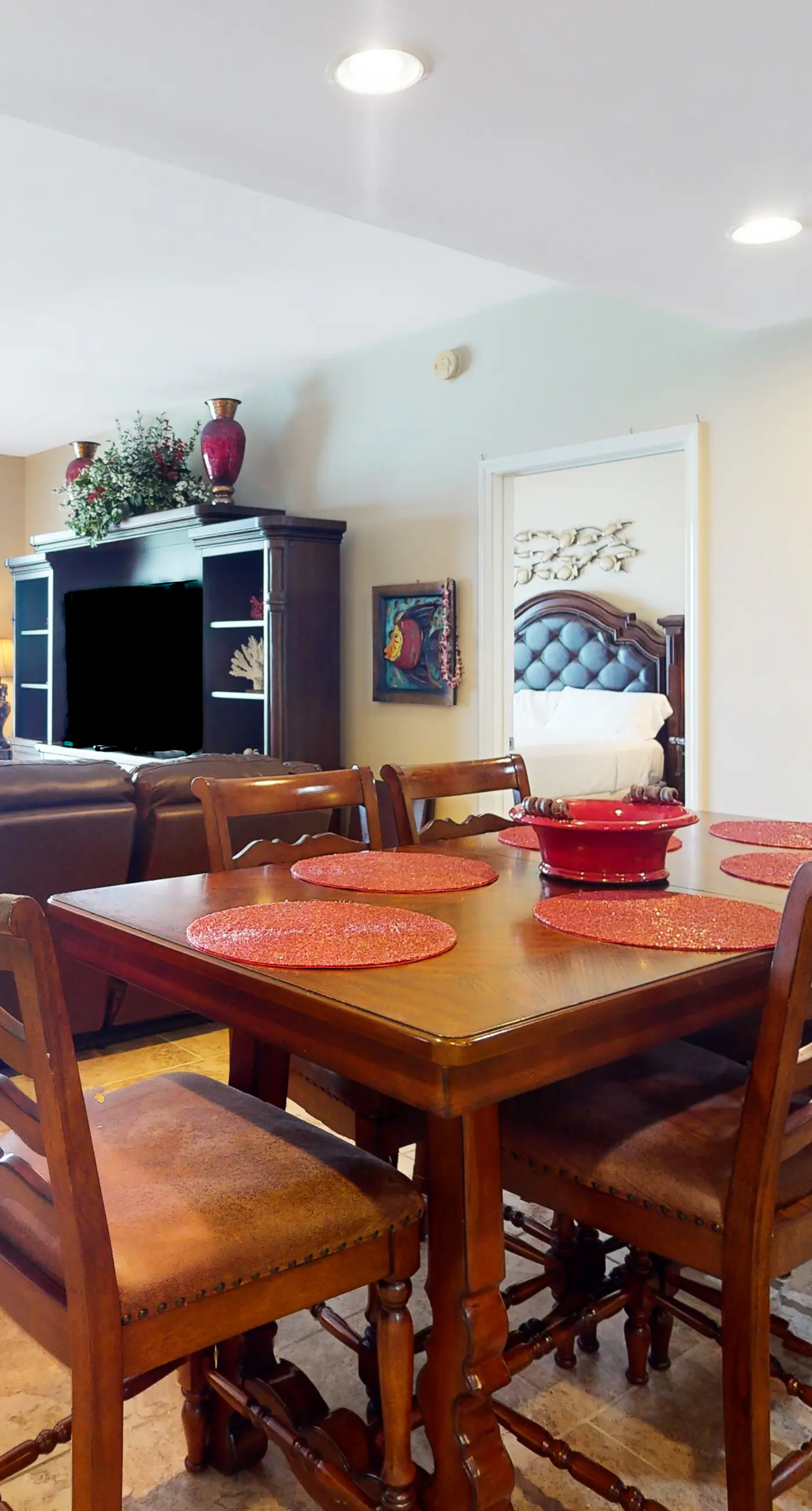 Beautiful condo located on the beach - close to attractions, pool & Hot tub